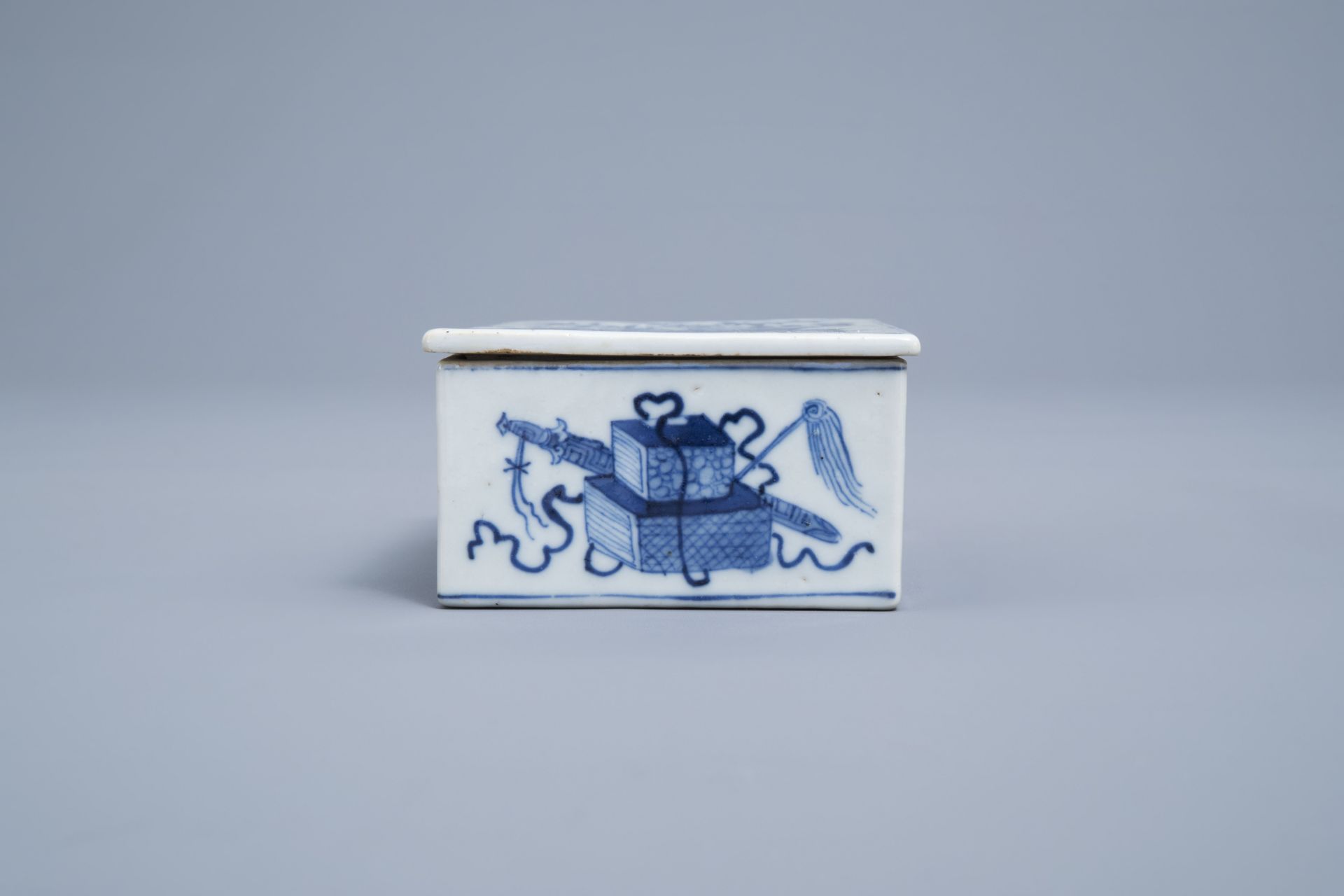 A rectangular Chinese blue and white box and cover with antiquities, 19th C. - Image 7 of 9