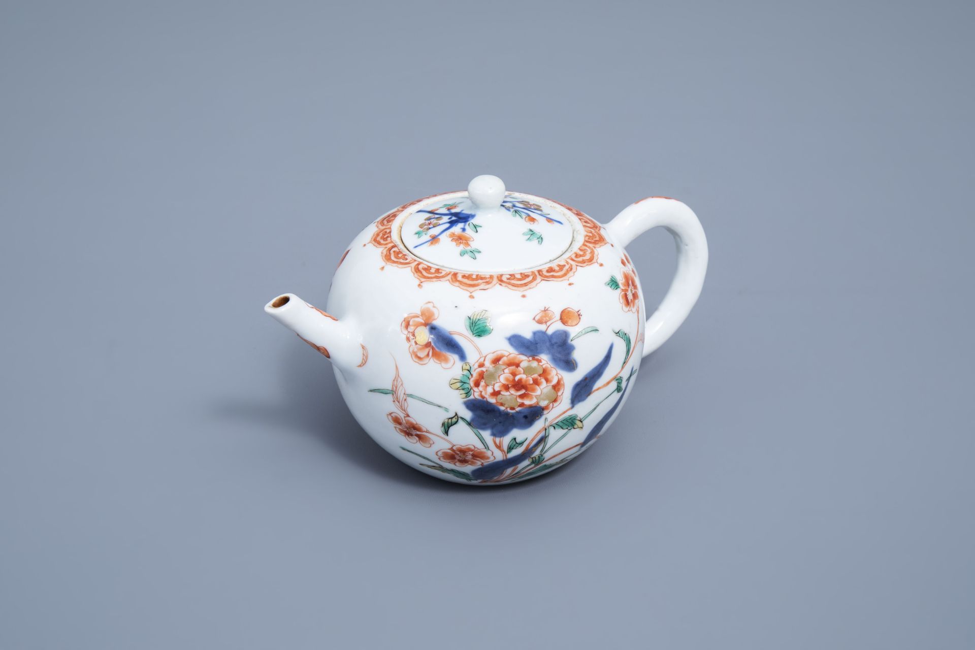 A Chinese verte-Imari teaopot and cover with floral design, Kangxi - Image 3 of 16