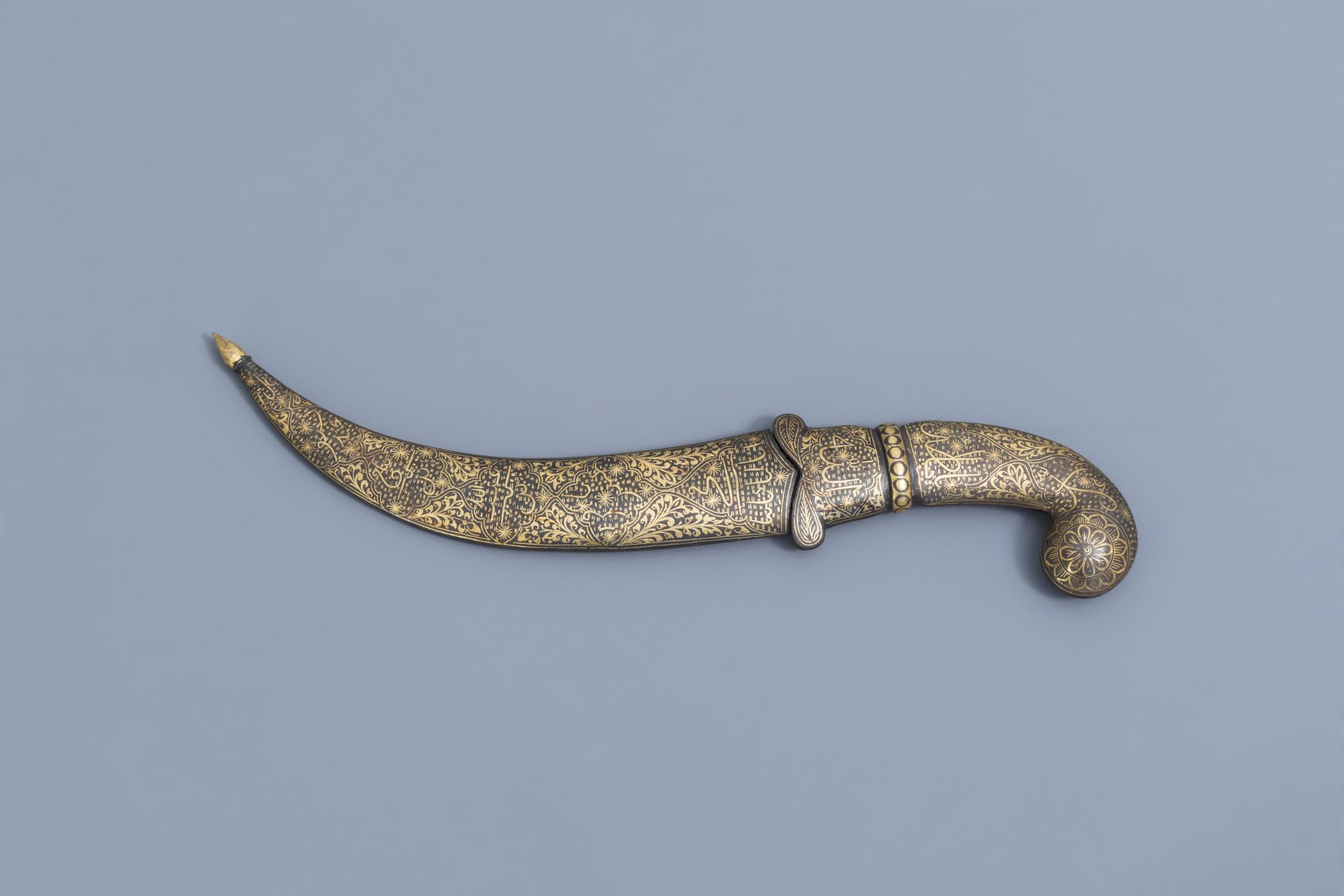 An Islamic inscribed 'jambiya' dagger with matching scabbard, Middle East, 20th C. - Image 2 of 8