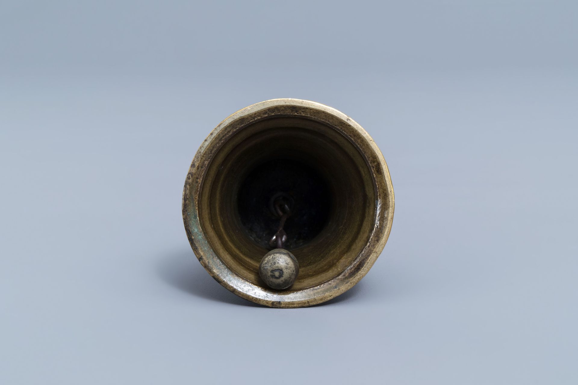 An Islamic silver inlaid bronze table bell, 17th/18th C. - Image 6 of 7