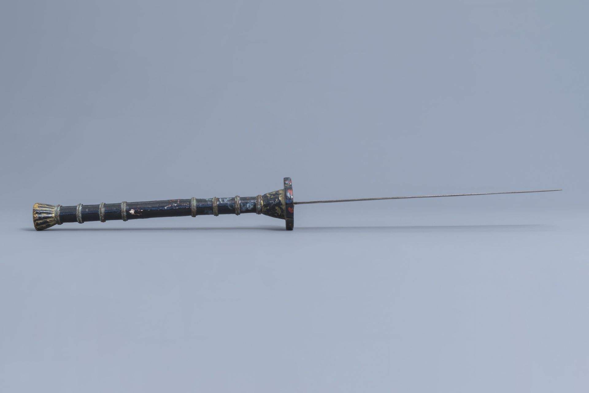 A large sword with scabbard in black lacquered wood with mother-of-pearl, China or Vietnam, 19th C. - Image 7 of 8