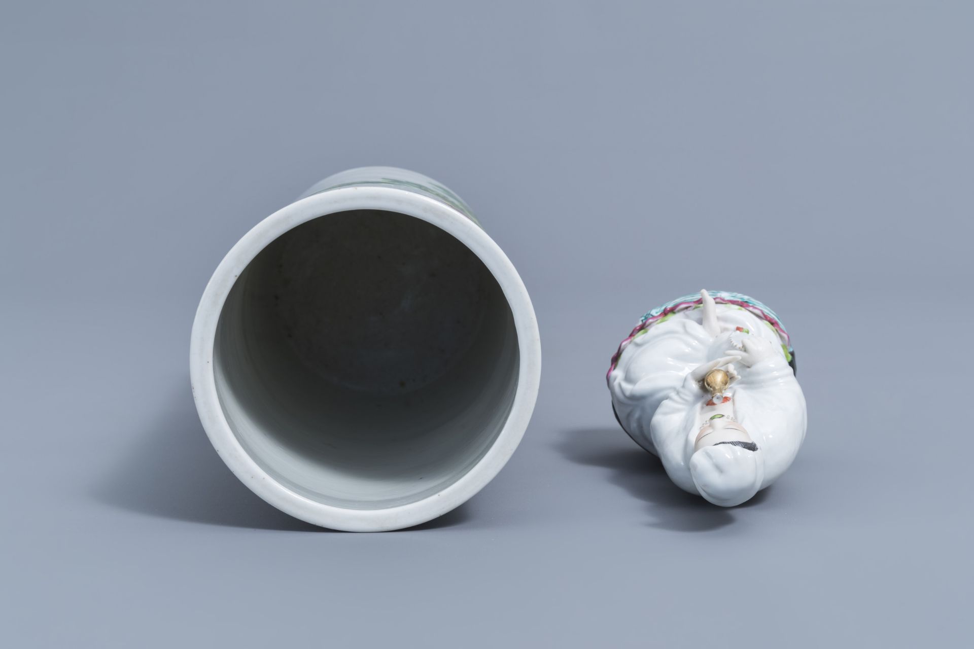 A varied collection of Chinese qianjiang cai and famille rose porcelain, 19th/20th C. - Image 7 of 16