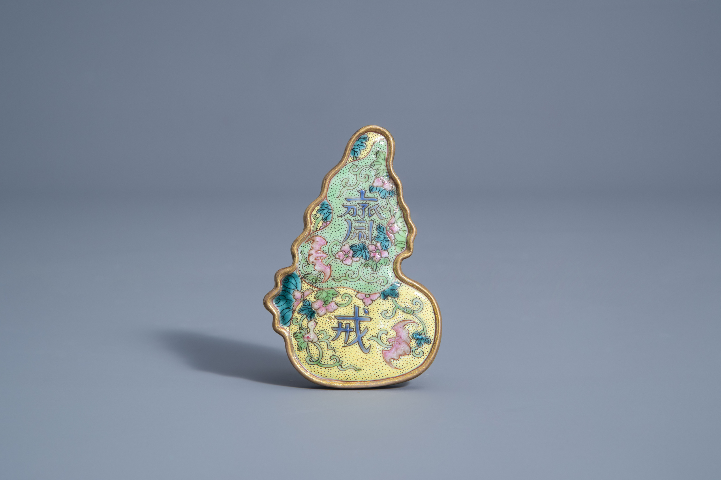 A Chinese famille rose sgraffito vase with floral design and a small gourd plaque, 19th/20th C. - Image 9 of 13