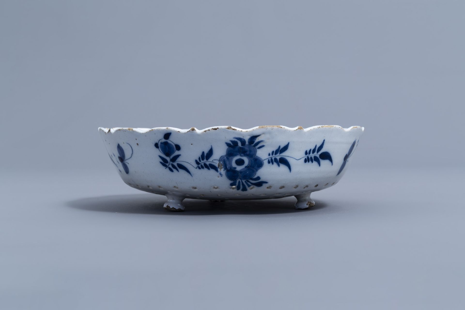 A varied collection of Dutch Delft blue and white pottery with mosty floral designs, 18th C. - Bild 9 aus 18