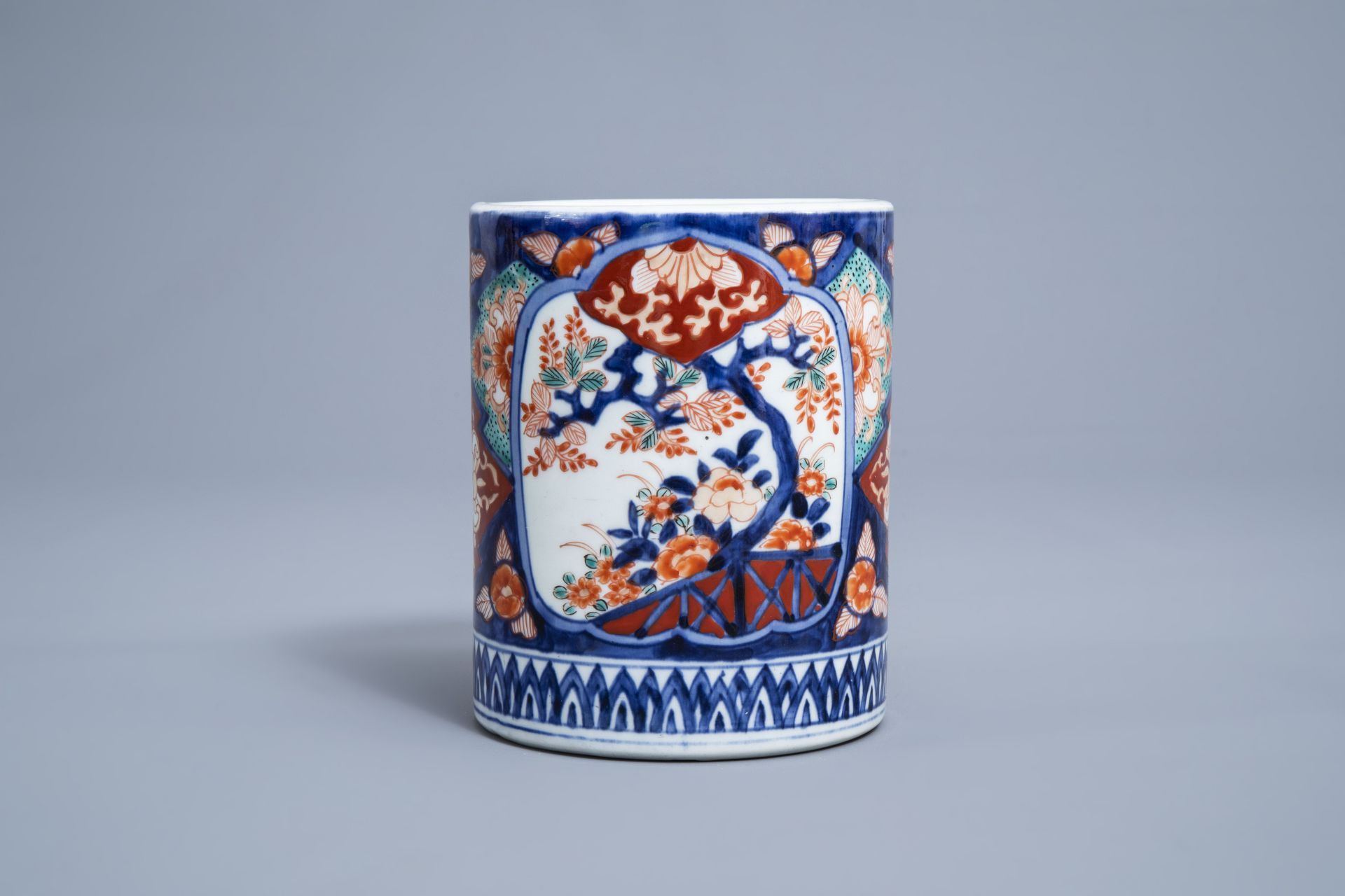 A Japanese Imari brush pot with floral design, Edo/Meiji, 19th C. - Image 4 of 7