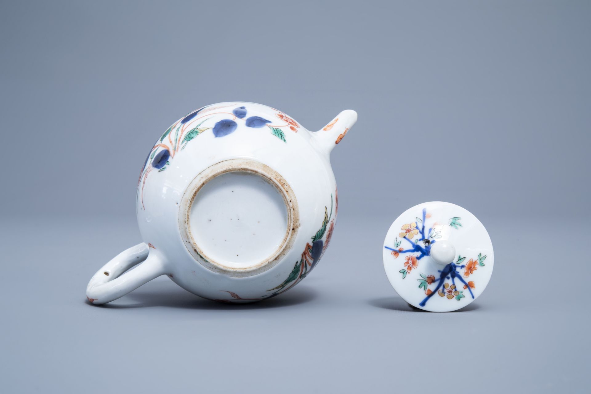 A Chinese verte-Imari teaopot and cover with floral design, Kangxi - Image 16 of 16