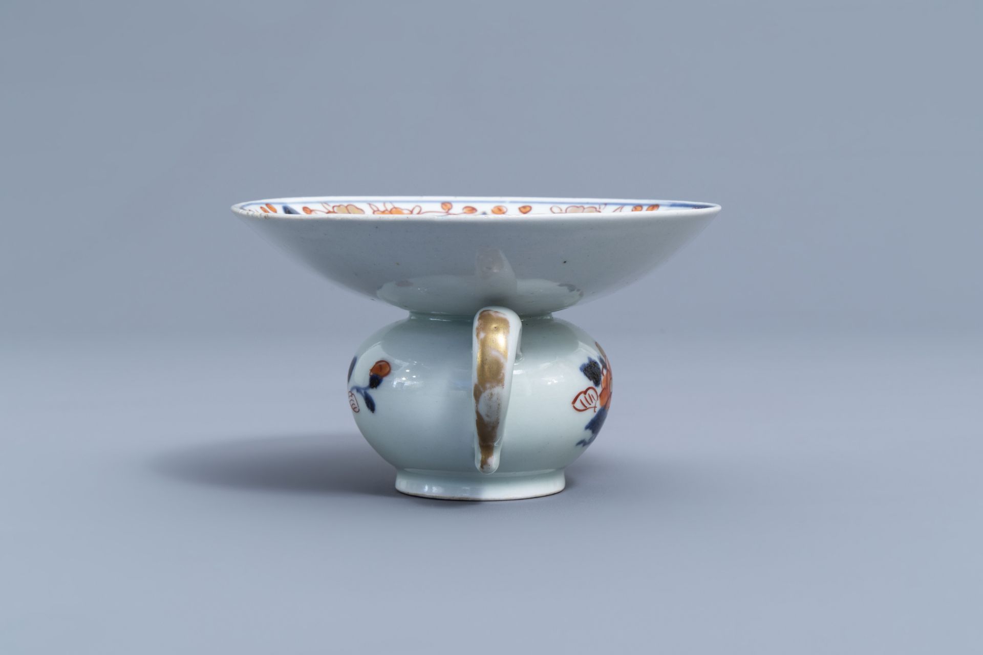 A Japanese Imari spittoon with floral design , Edo, 18th C. - Image 4 of 8