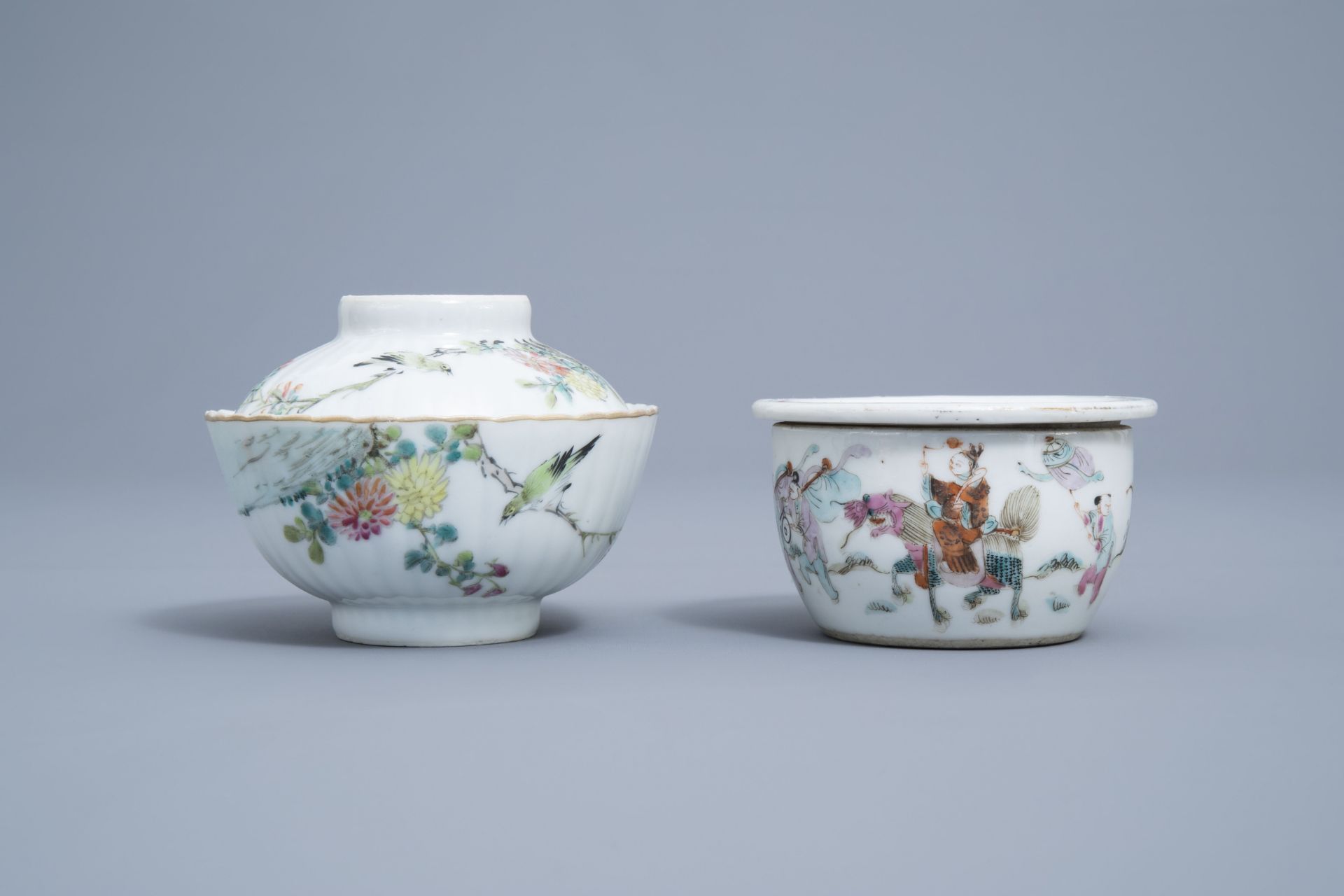 A Chinese five-piece famille rose tea service, 19th/20th C. - Image 8 of 16