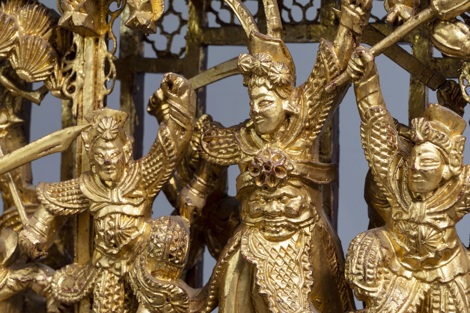 A Chinese reticulated gilt wood 'battle scene' medallion on stand, 19th C. - Image 13 of 14