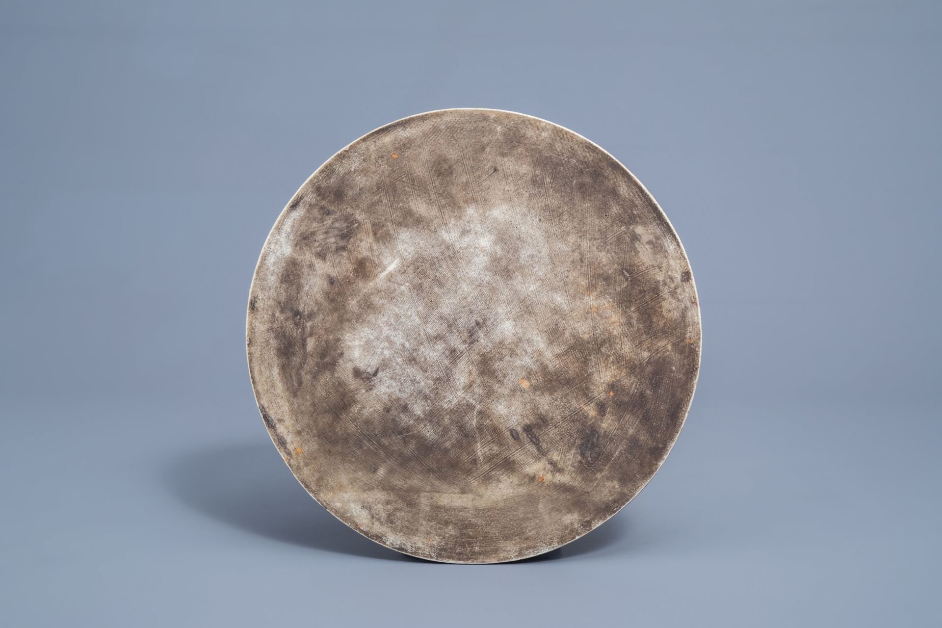 A round Chinese qianjiang cai plaque with a river landscape, 20th C. - Image 2 of 3