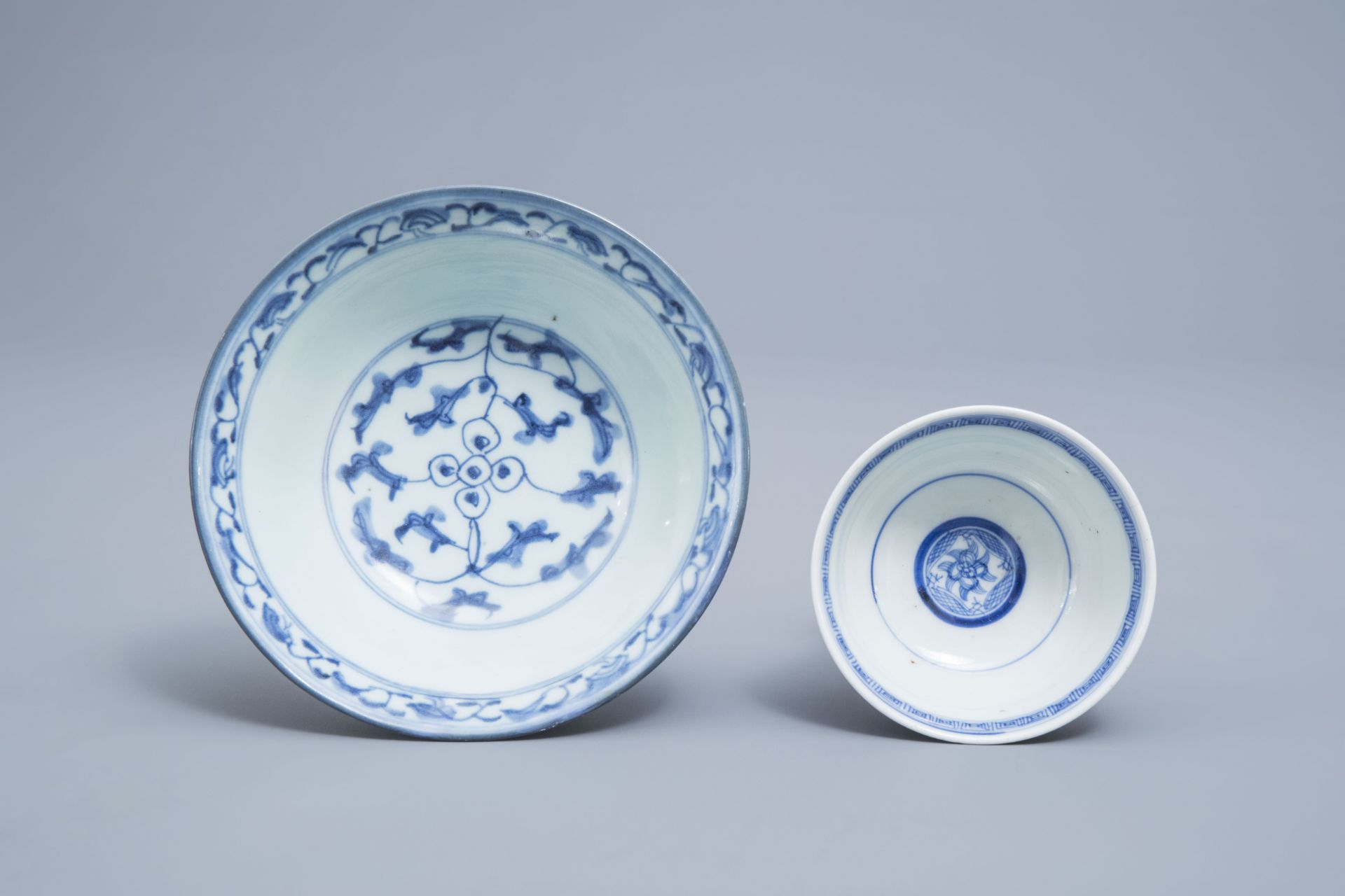 A varied collection of Chinese blue and white bowls and saucers, Ming and later - Image 24 of 30