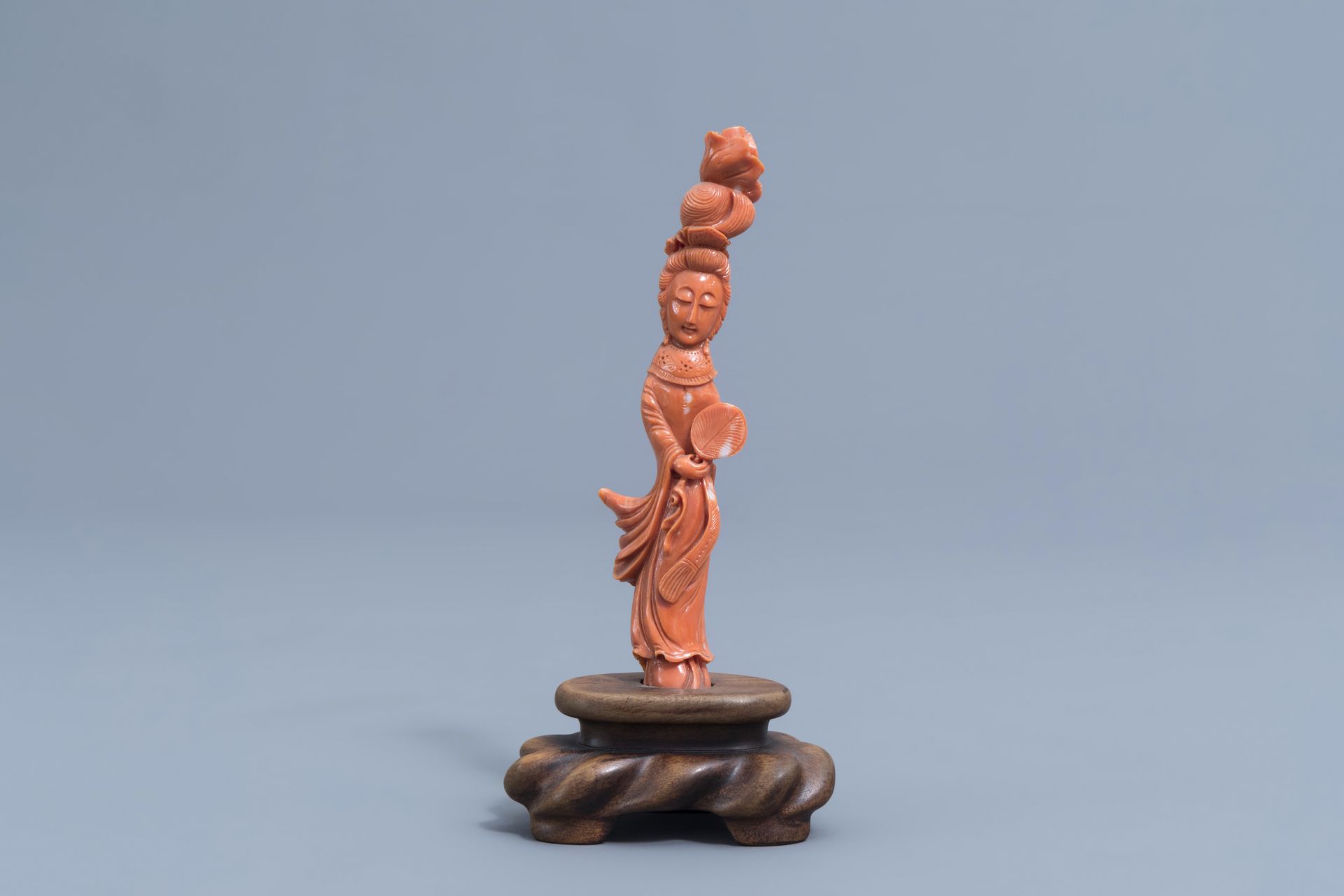 A Chinese carved red coral figure of a lady, 19th/20th C. - Image 3 of 8