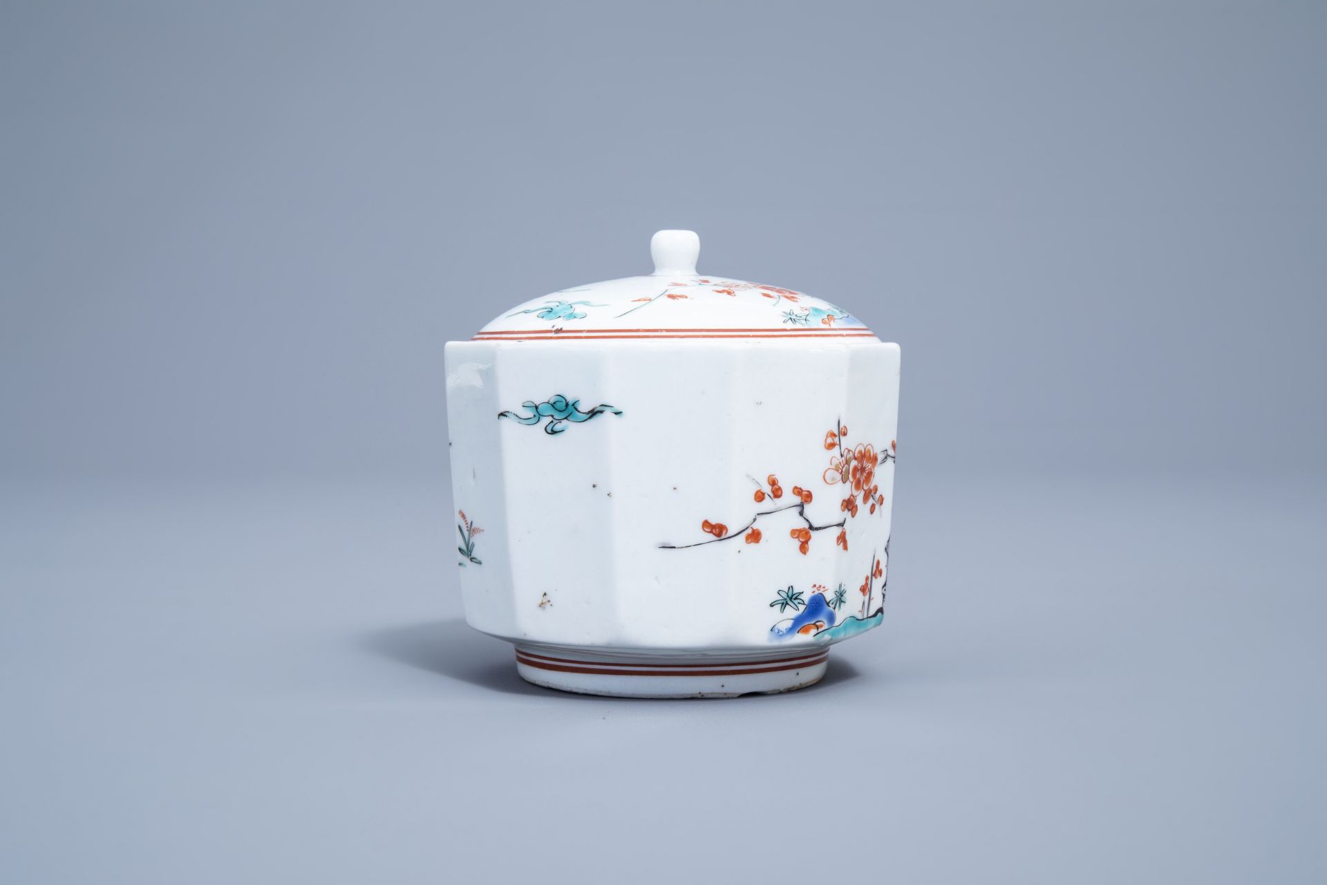 A Japanese Kakiemon box and cover and two lobed dishes with floral design, Edo/Meiji, 18th/19th C. - Image 8 of 12