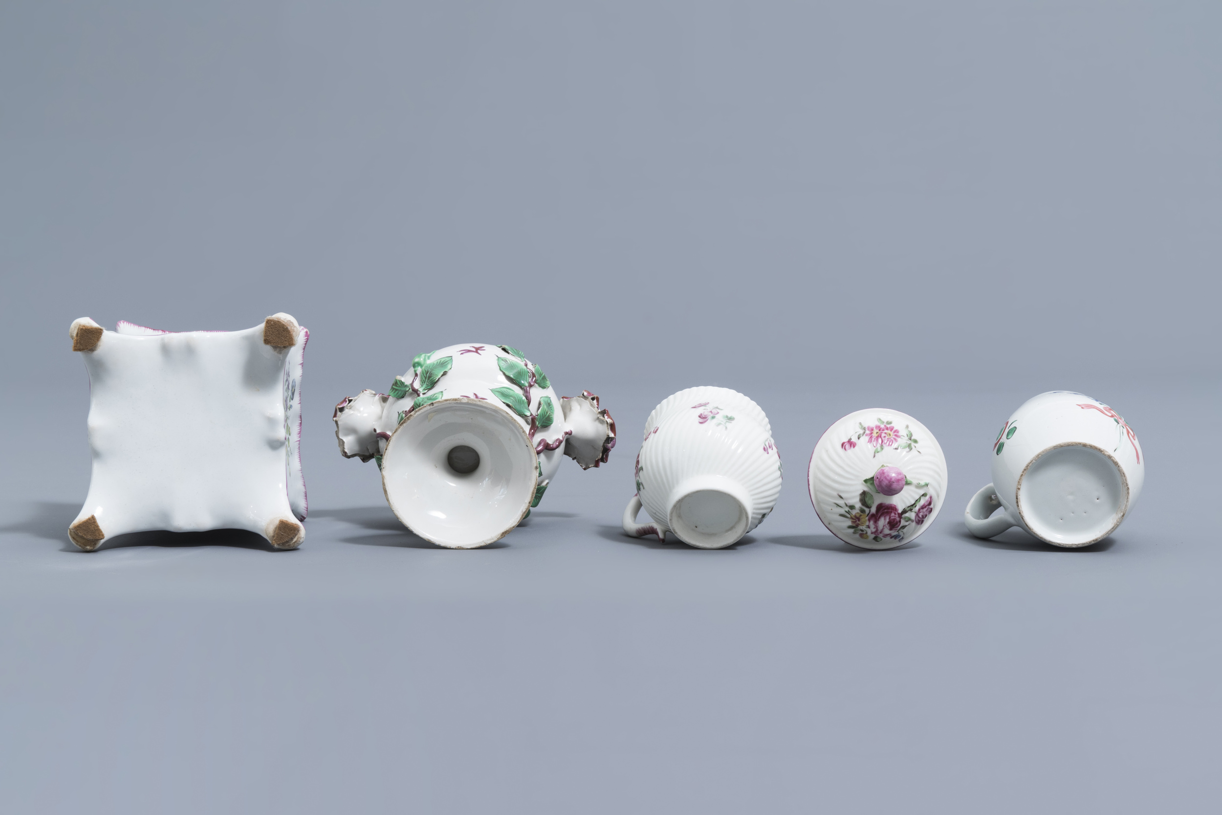 A collection of 17 pieces in faience de l'Est, France, 18th/19th C. - Image 31 of 34