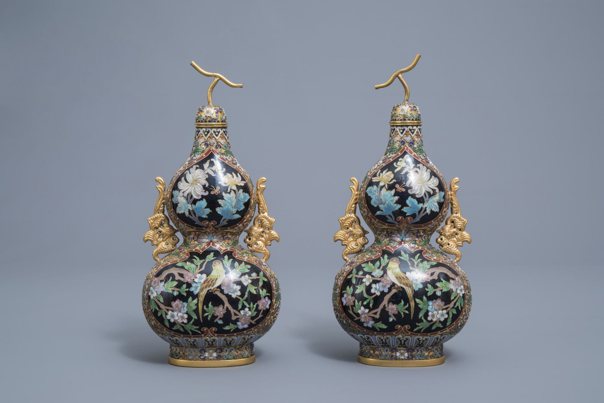 A varied and extensive collection of Chinese cloisonne vases, a teapot and a dish on foot, 20th C. - Image 10 of 27