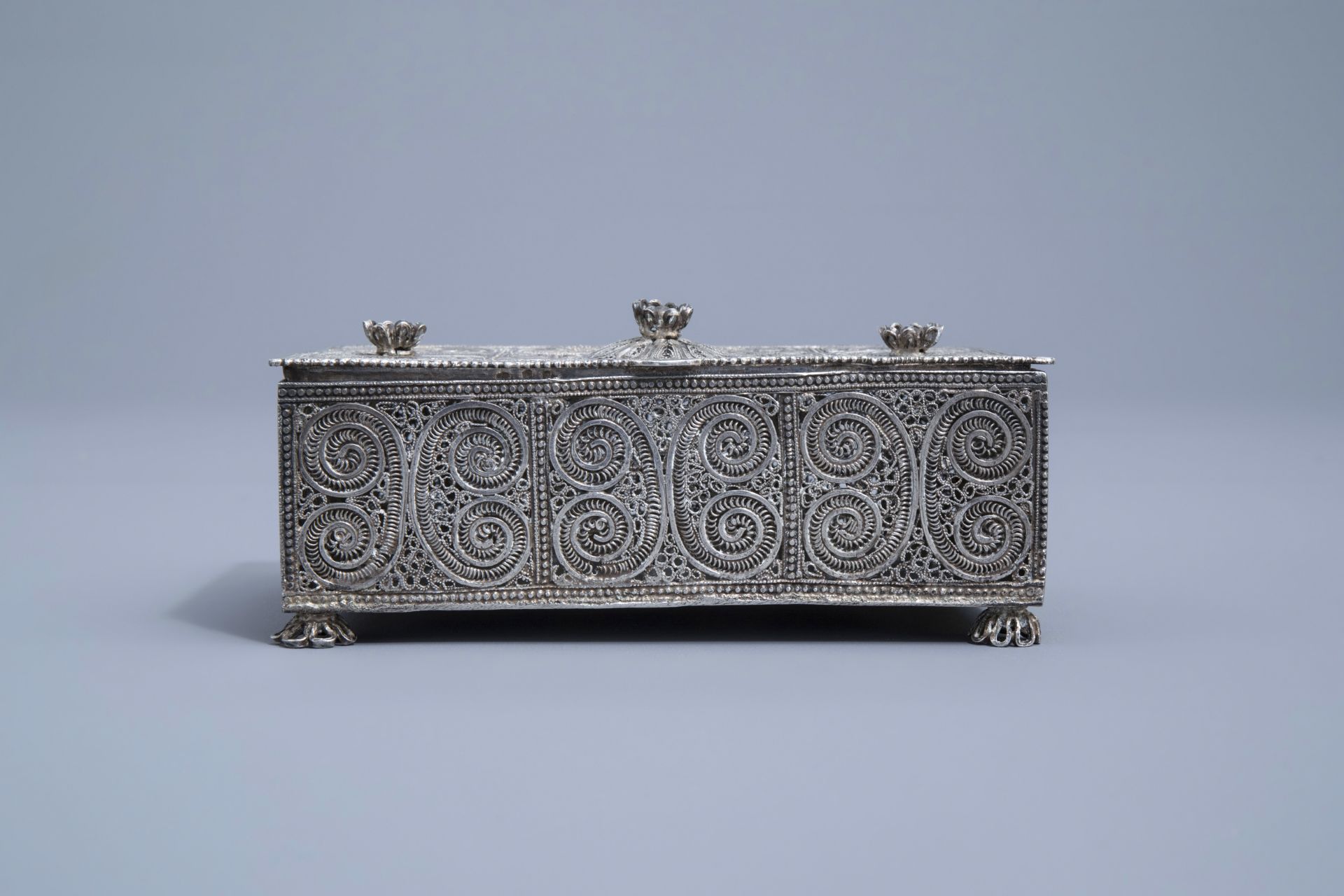 A silver filigree casket with floral design, 835/000, various marks, 19th/20th C. - Image 3 of 11