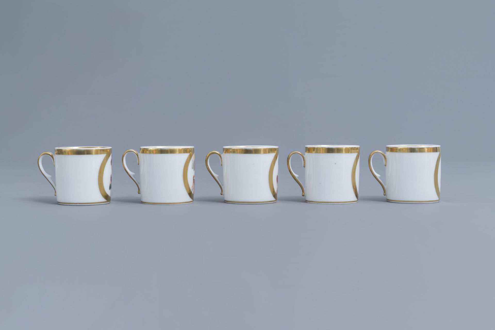 A 25-piece Paris porcelain coffee and tea service with First French Empire ladies portraits, 19th C. - Image 55 of 70