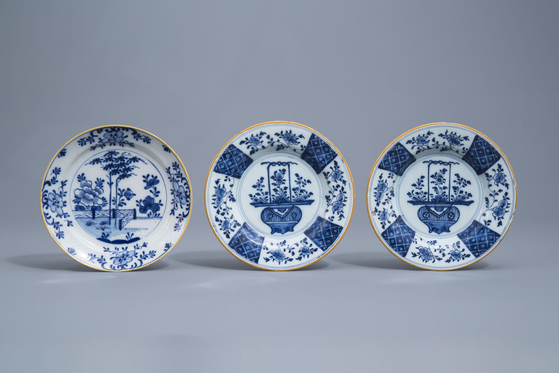 Six Dutch Delft blue and white vases and six plates, 18th C. - Bild 14 aus 16