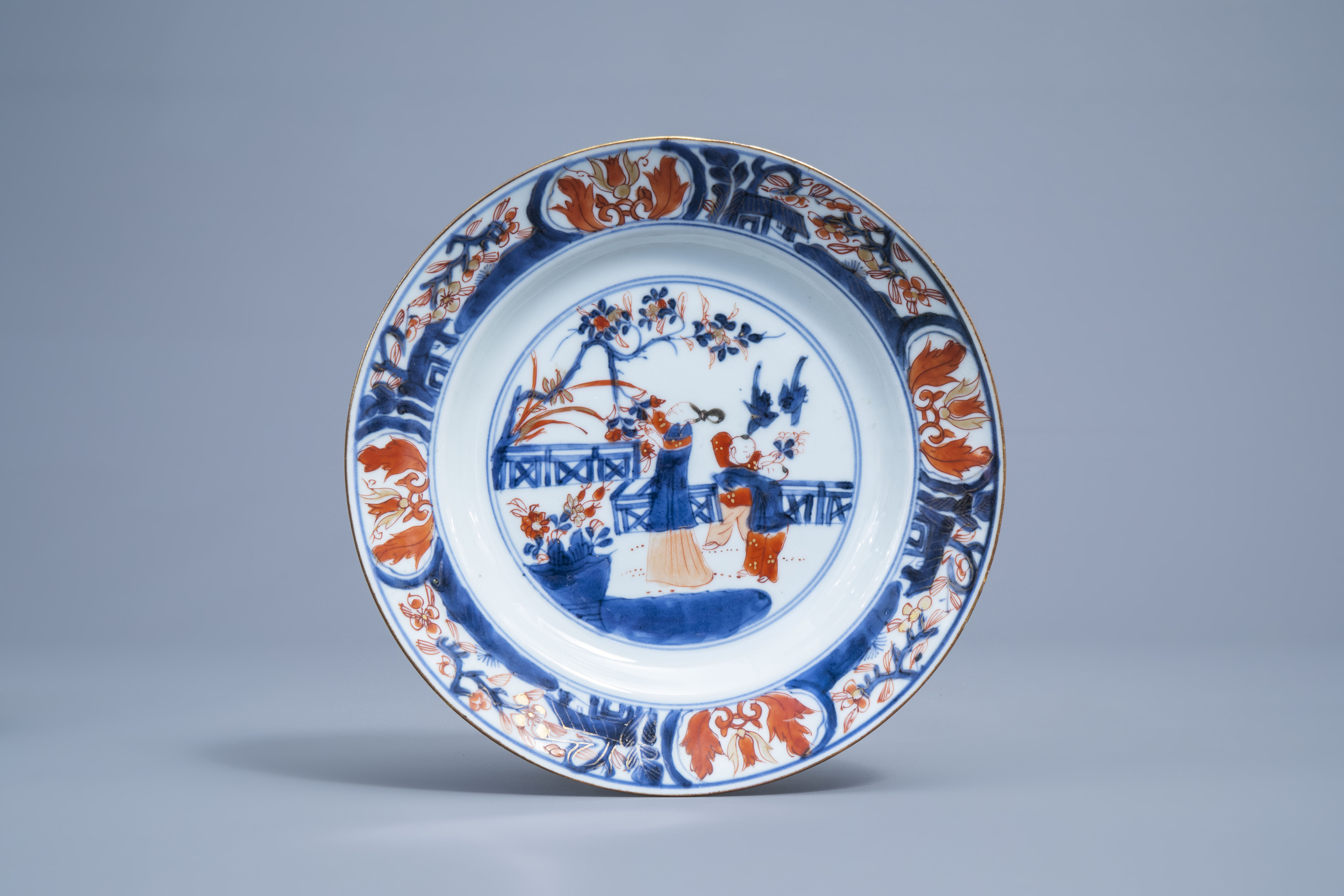 A pair of Chinese Imari style plates with figures in a garden, Kangxi - Image 8 of 10