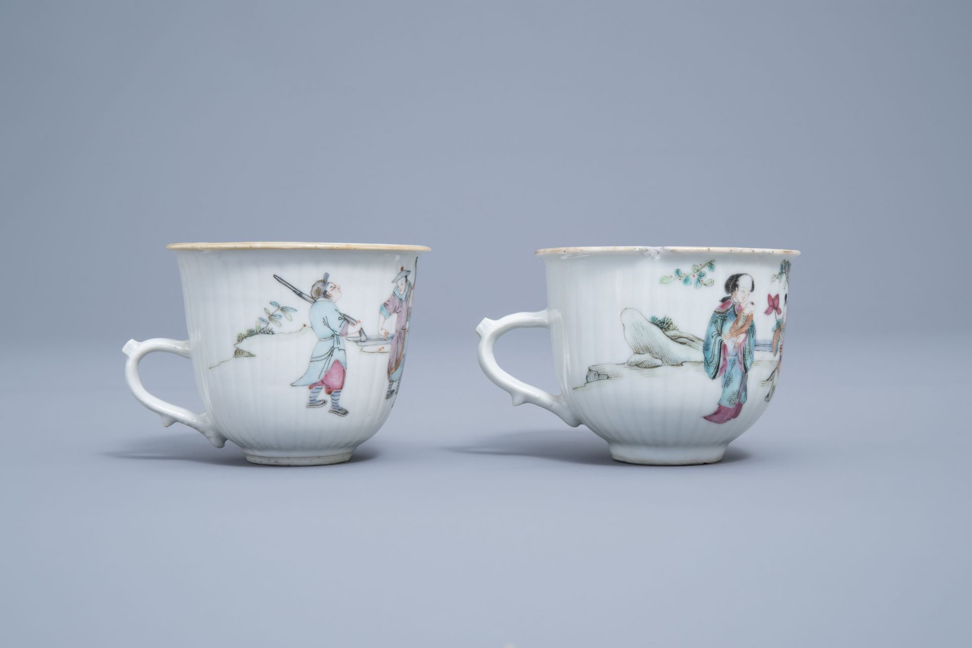 A Chinese five-piece famille rose tea service, 19th/20th C. - Image 2 of 16