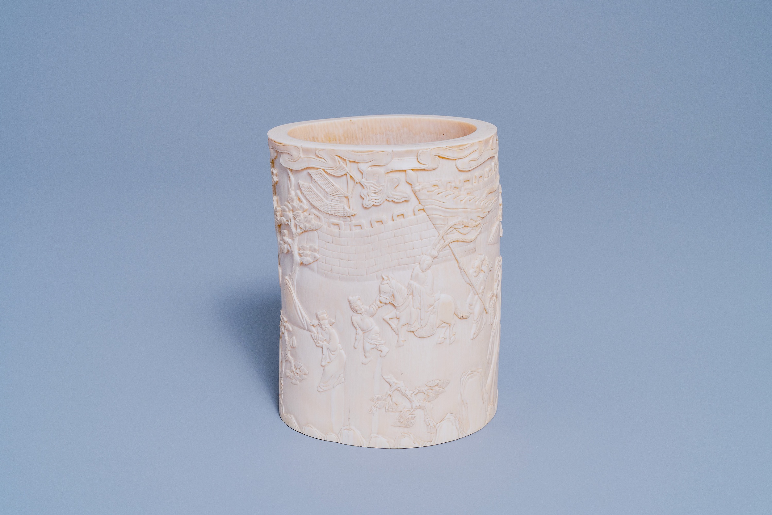 A Chinese ivory brush pot, 18th/19th C. - Image 2 of 7