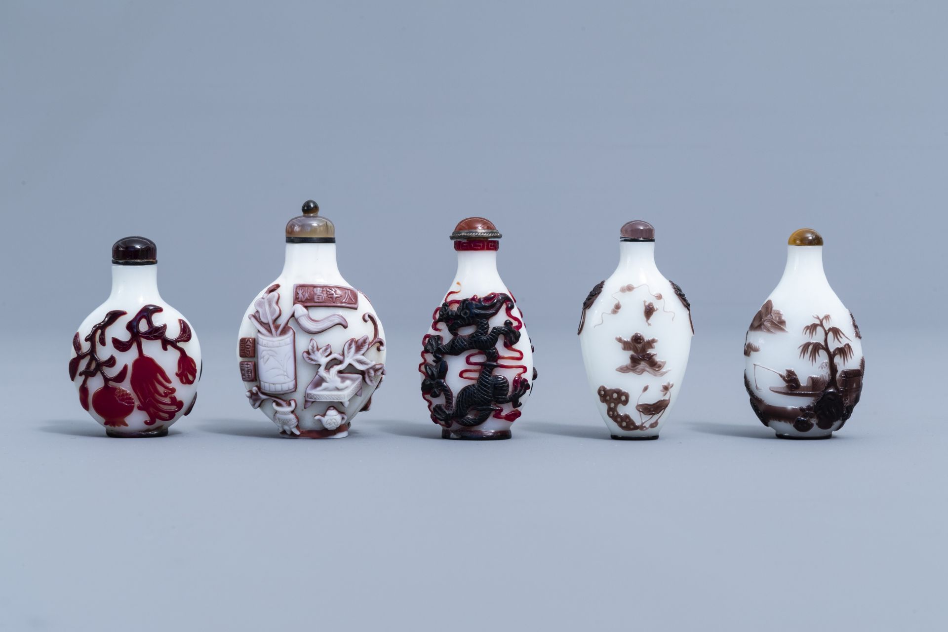 Nine Chinese overlay glass snuff bottles and one in agate, 20th C. - Image 4 of 4