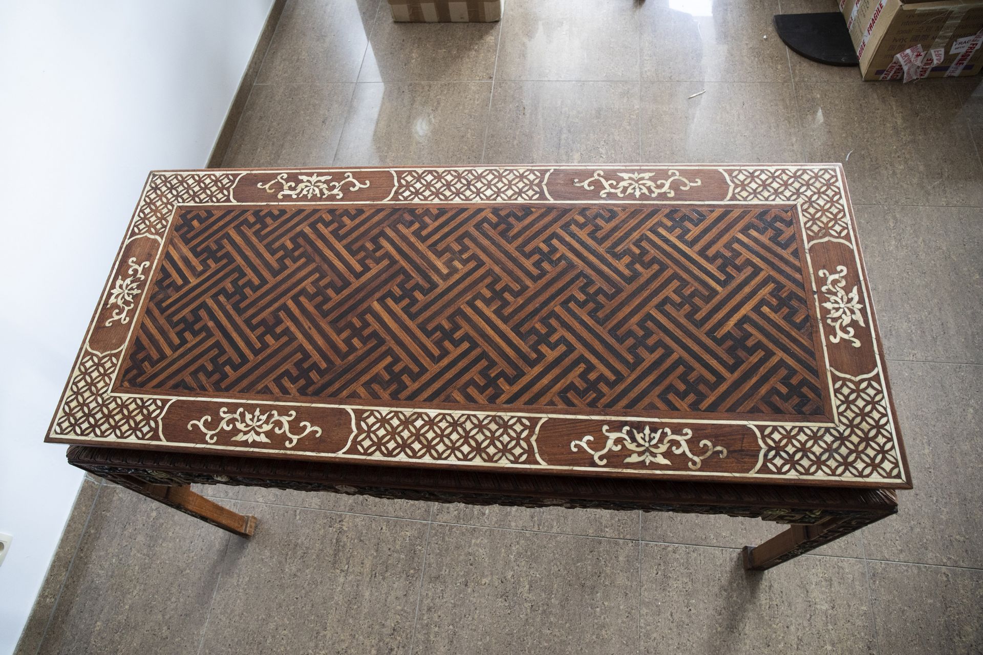 A Chinese bone and hardstone inlaid rectangular wooden table, 20th C. - Image 7 of 7