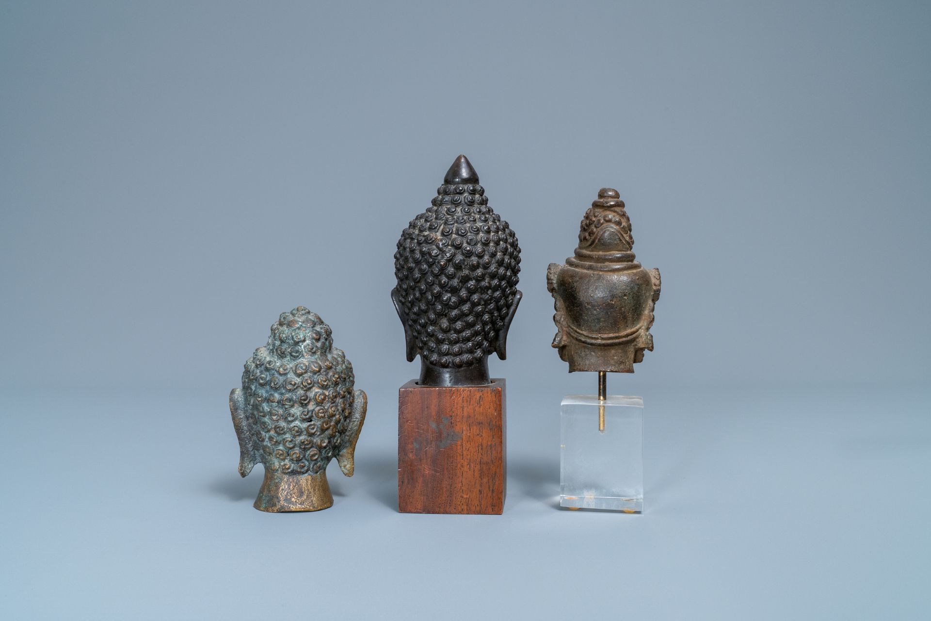 A collection of bronze figures and fragments, India, Thailand and Tibet, 19th C. and earlier - Image 16 of 20