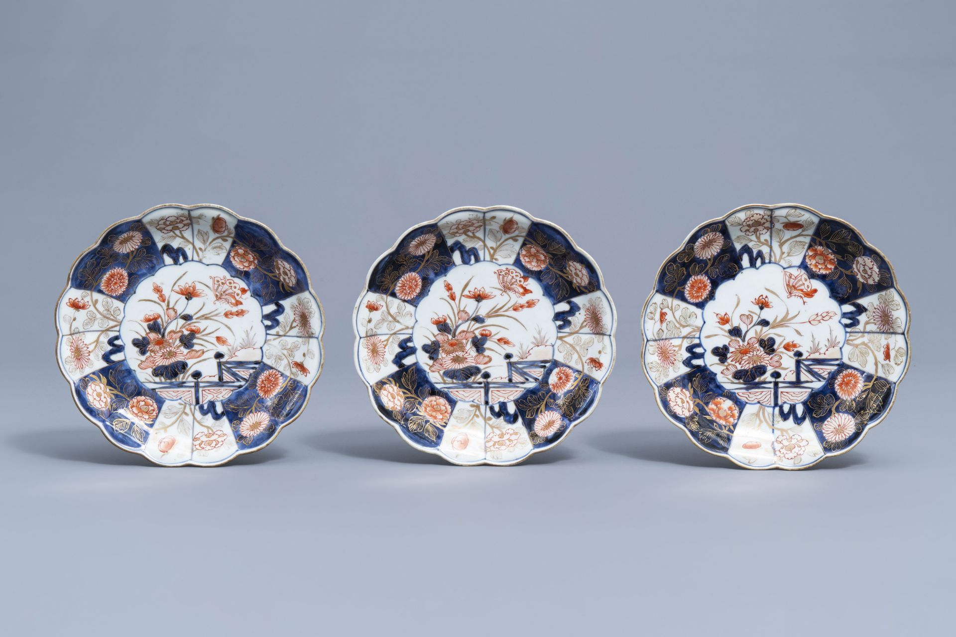 Seven Japanese Imari plates with scalloped rim and floral design, Edo, 18th C. - Image 2 of 7
