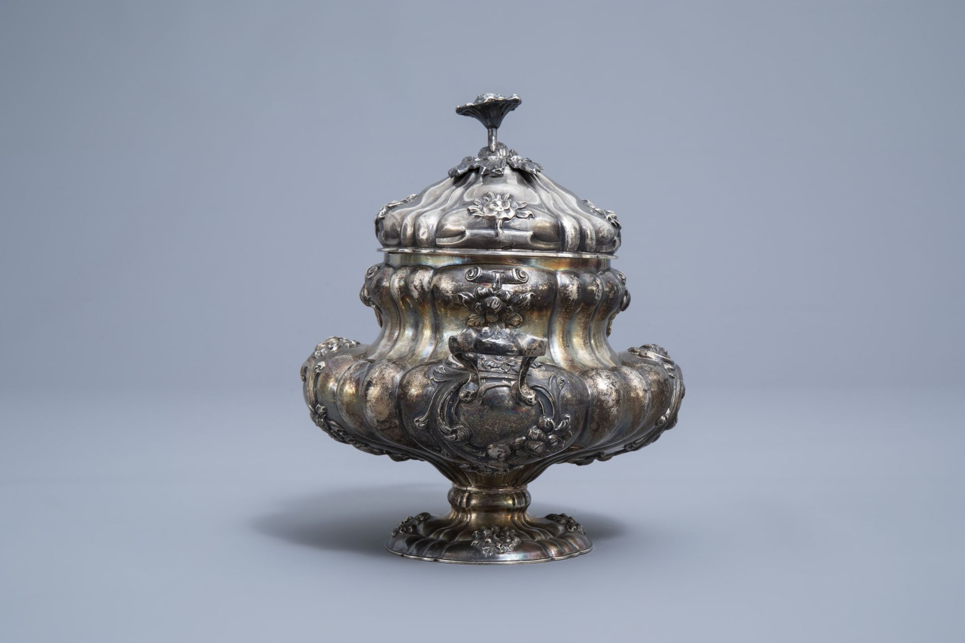 A Belgian silver sugar bowl with relief design, mark Wolfers, 833/000, Brussels, 19th C. - Image 6 of 11