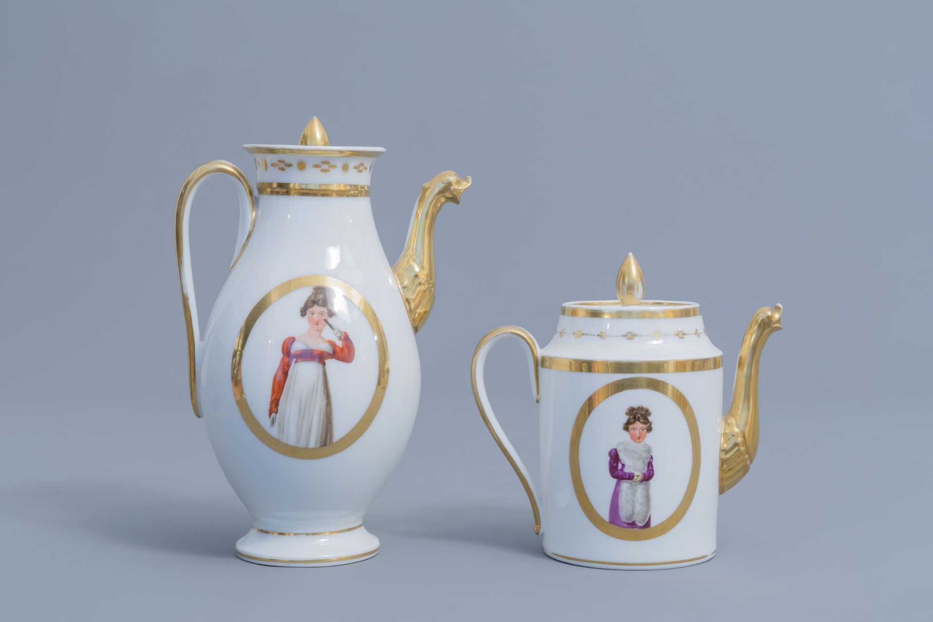 A 25-piece Paris porcelain coffee and tea service with First French Empire ladies portraits, 19th C. - Image 27 of 70