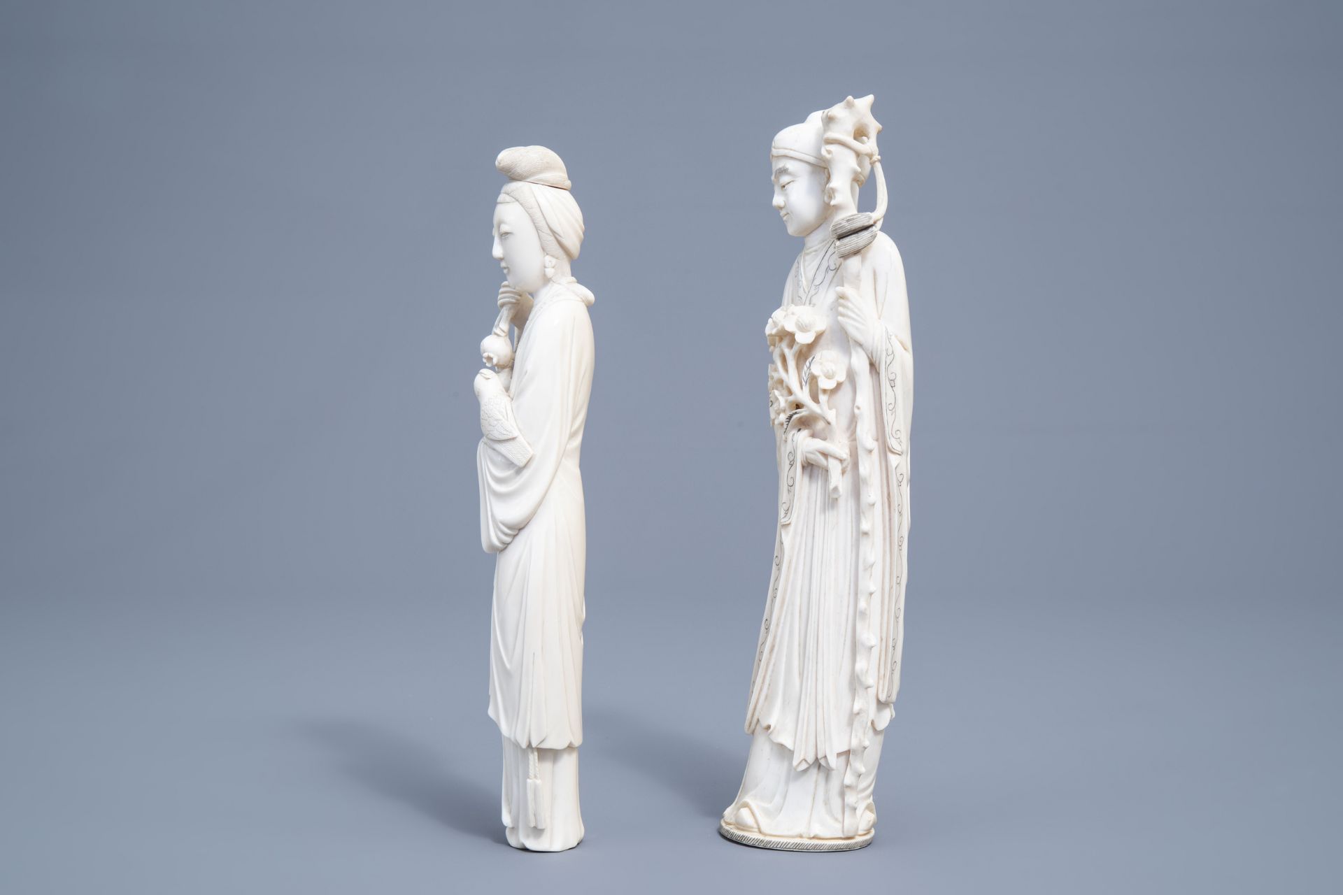 Two Chinese carved ivory figures of a scholar and a lady with a parrot, 19th/20th C. - Image 7 of 9
