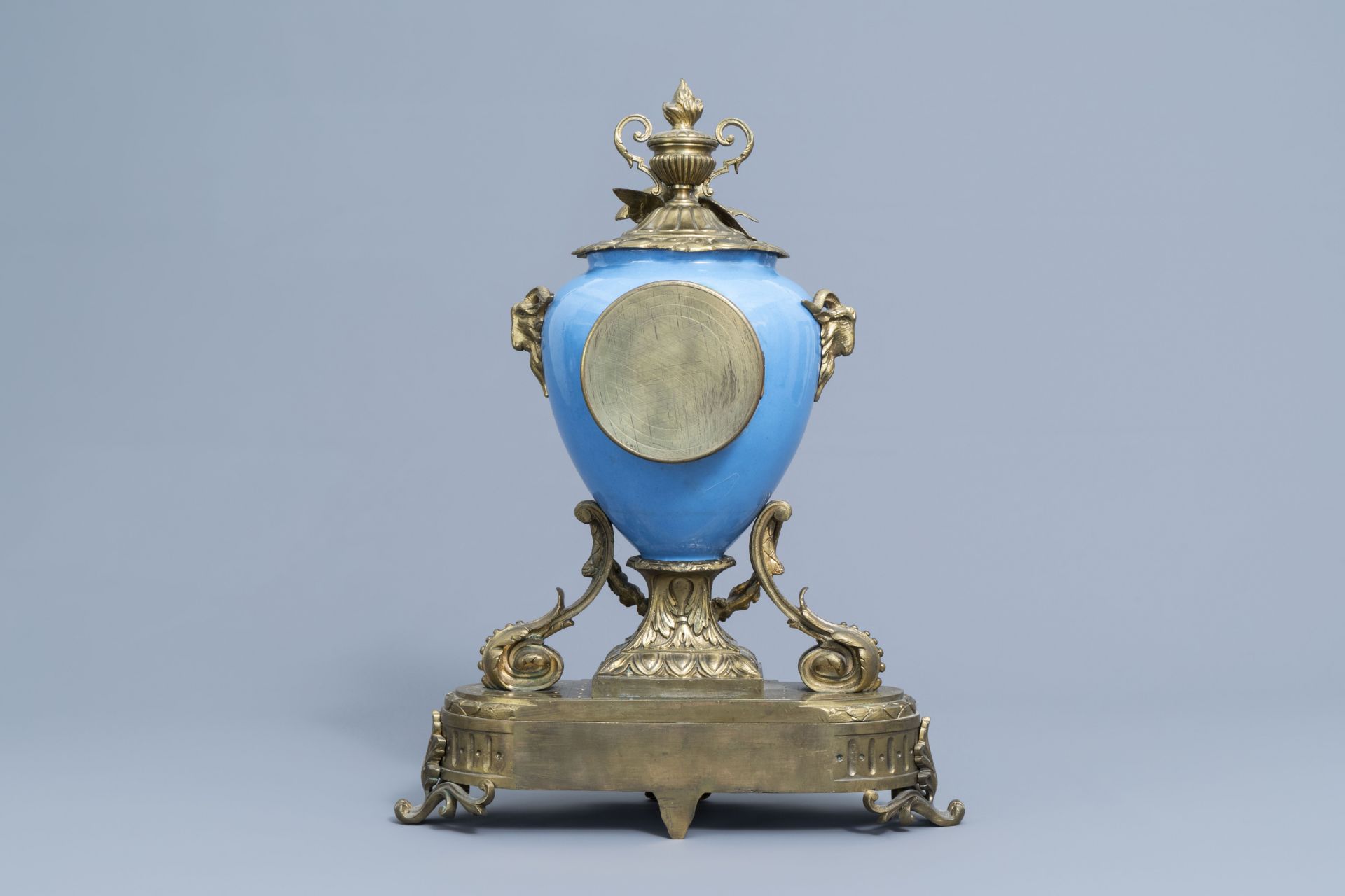 A French Historicism three-piece gilt mounted Sevres style clock garniture, 19th C. - Bild 5 aus 20