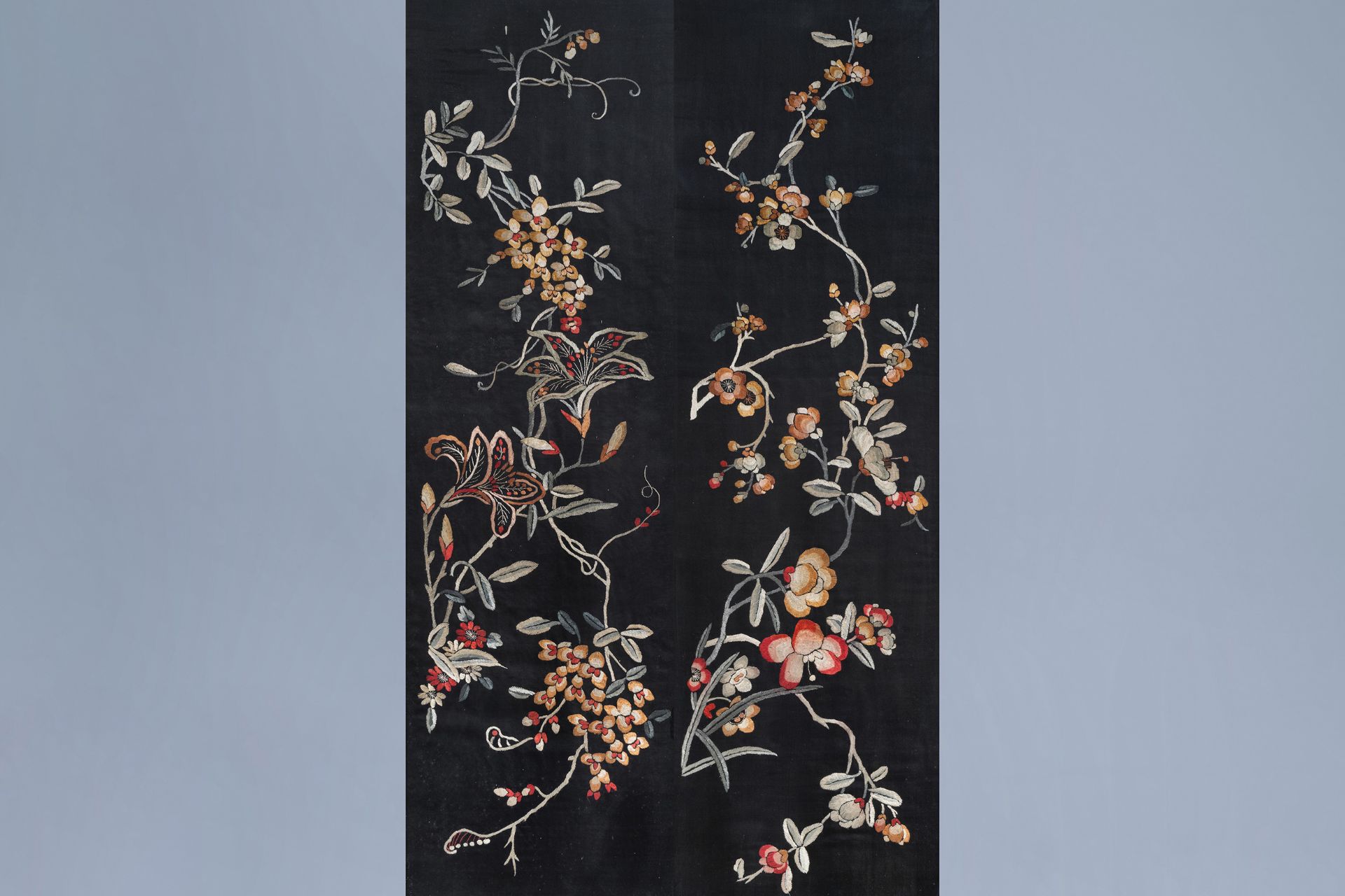 Two Chinese embroidered silk panels with floral designs, 19th/20th C. - Image 2 of 7