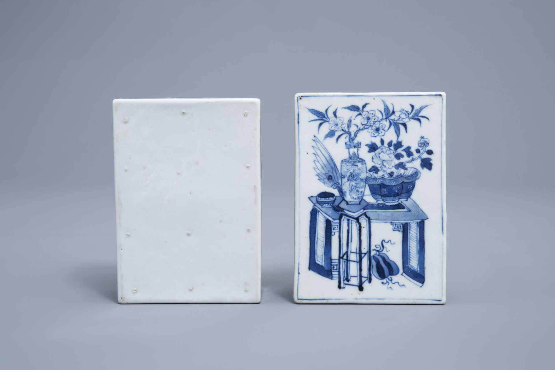 A rectangular Chinese blue and white box and cover with antiquities, 19th C. - Image 9 of 9