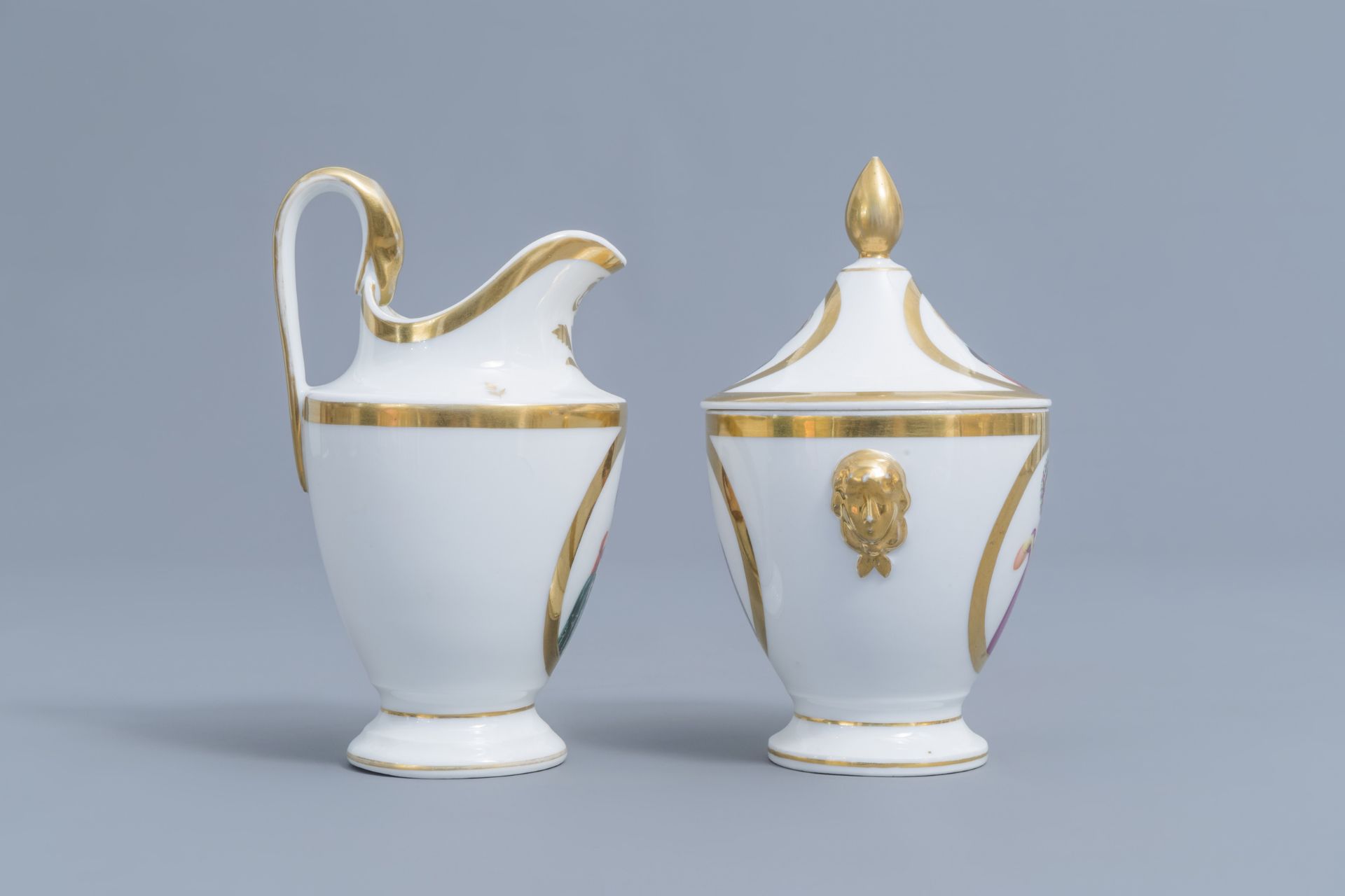 A 25-piece Paris porcelain coffee and tea service with First French Empire ladies portraits, 19th C. - Image 18 of 70