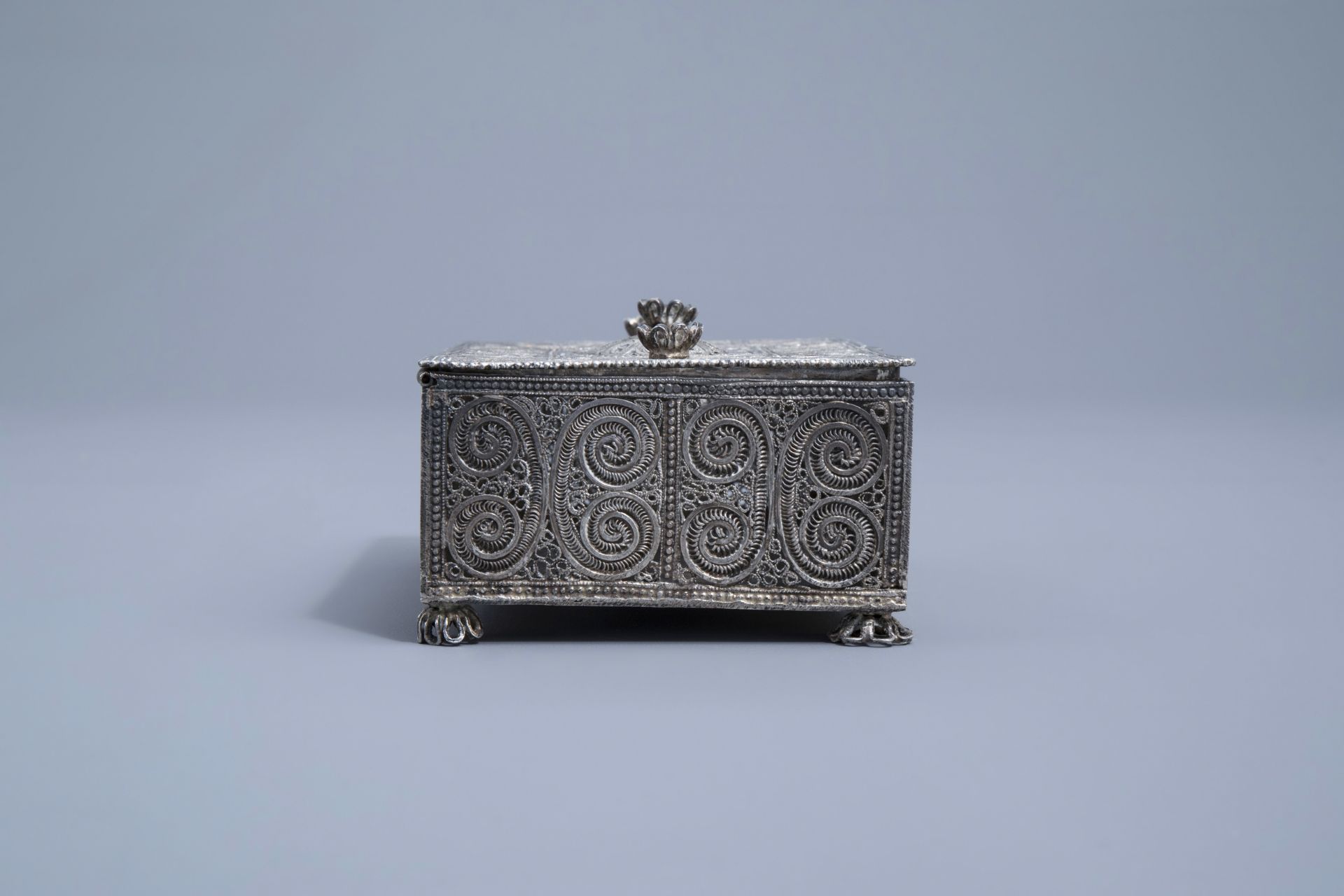A silver filigree casket with floral design, 835/000, various marks, 19th/20th C. - Image 4 of 11