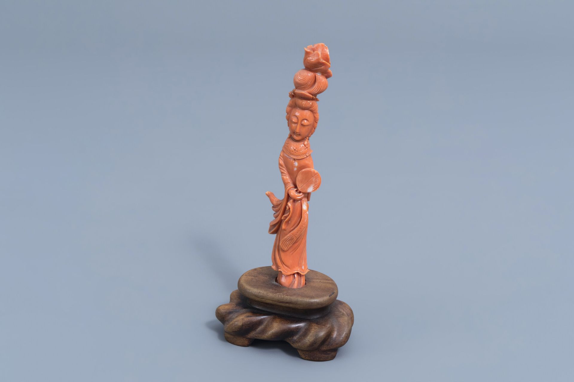 A Chinese carved red coral figure of a lady, 19th/20th C.