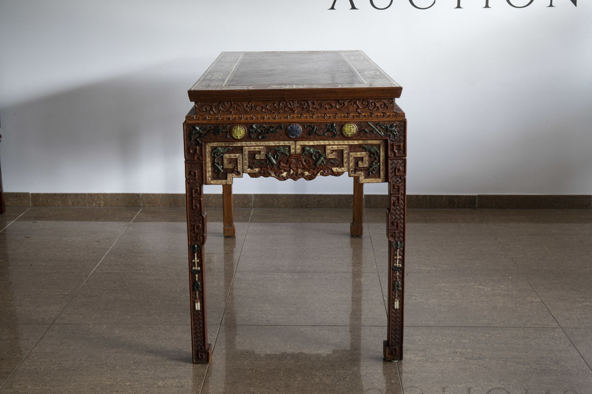 A Chinese bone and hardstone inlaid rectangular wooden table, 20th C. - Image 6 of 7