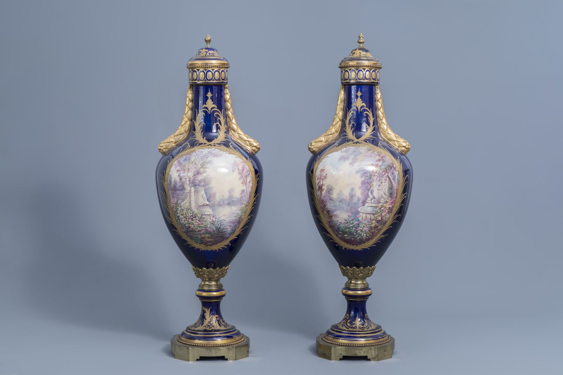 A pair of large French Svres styles vases and covers with gallant scenes and landscapes, 20th C. - Image 6 of 20