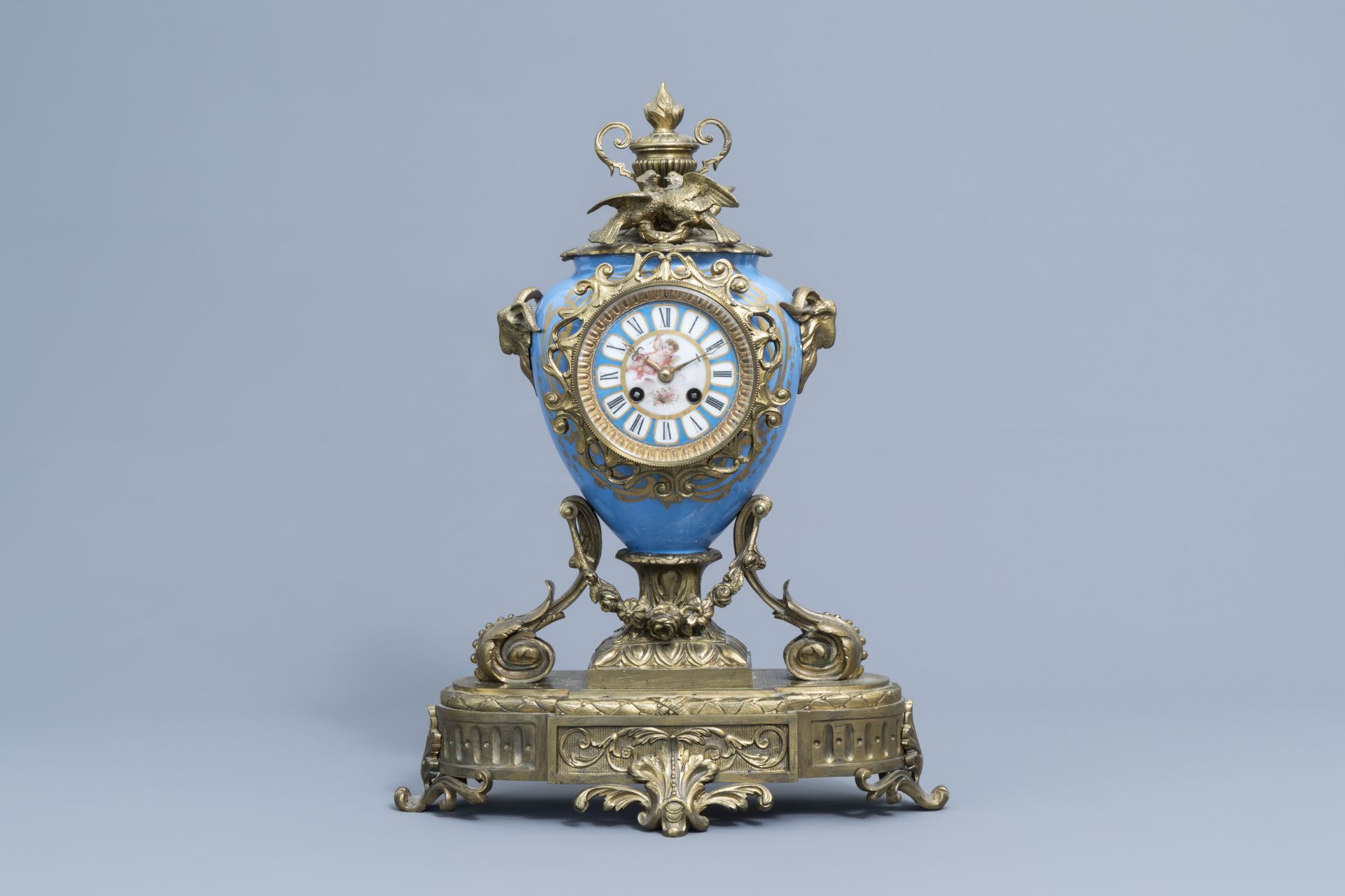 A French Historicism three-piece gilt mounted Sevres style clock garniture, 19th C. - Bild 2 aus 20