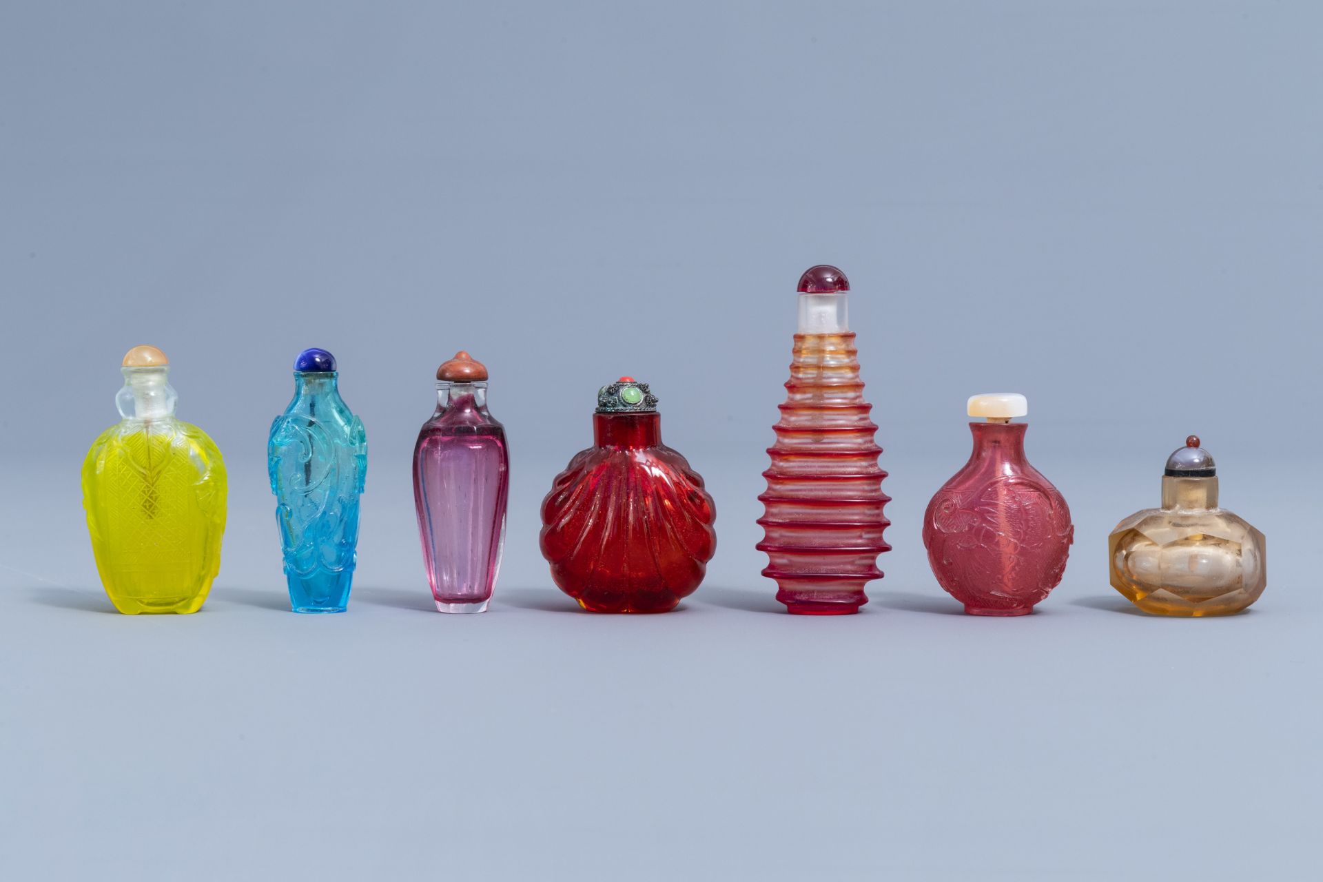 Thirteen Chinese monochrome and polychrome glass snuff bottles, 20th C.