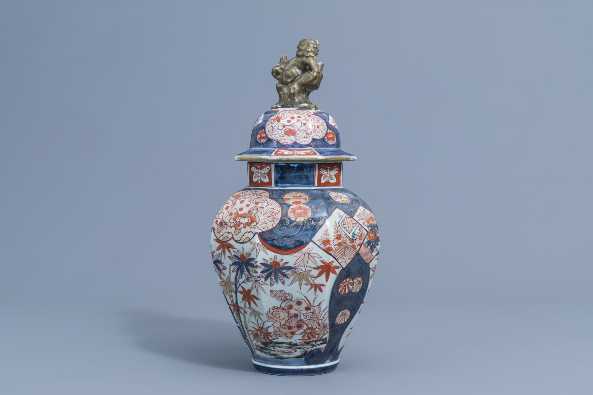 A Japanese Imari vase and cover and a pair of bronze stands with animals, Edo/Meiji, 18de/19de eeuw - Image 4 of 13