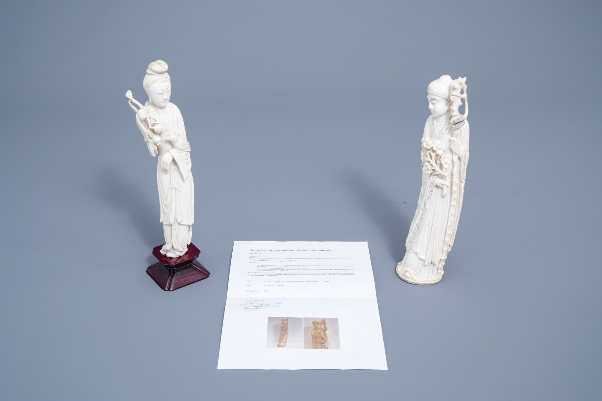 Two Chinese carved ivory figures of a scholar and a lady with a parrot, 19th/20th C. - Image 2 of 9