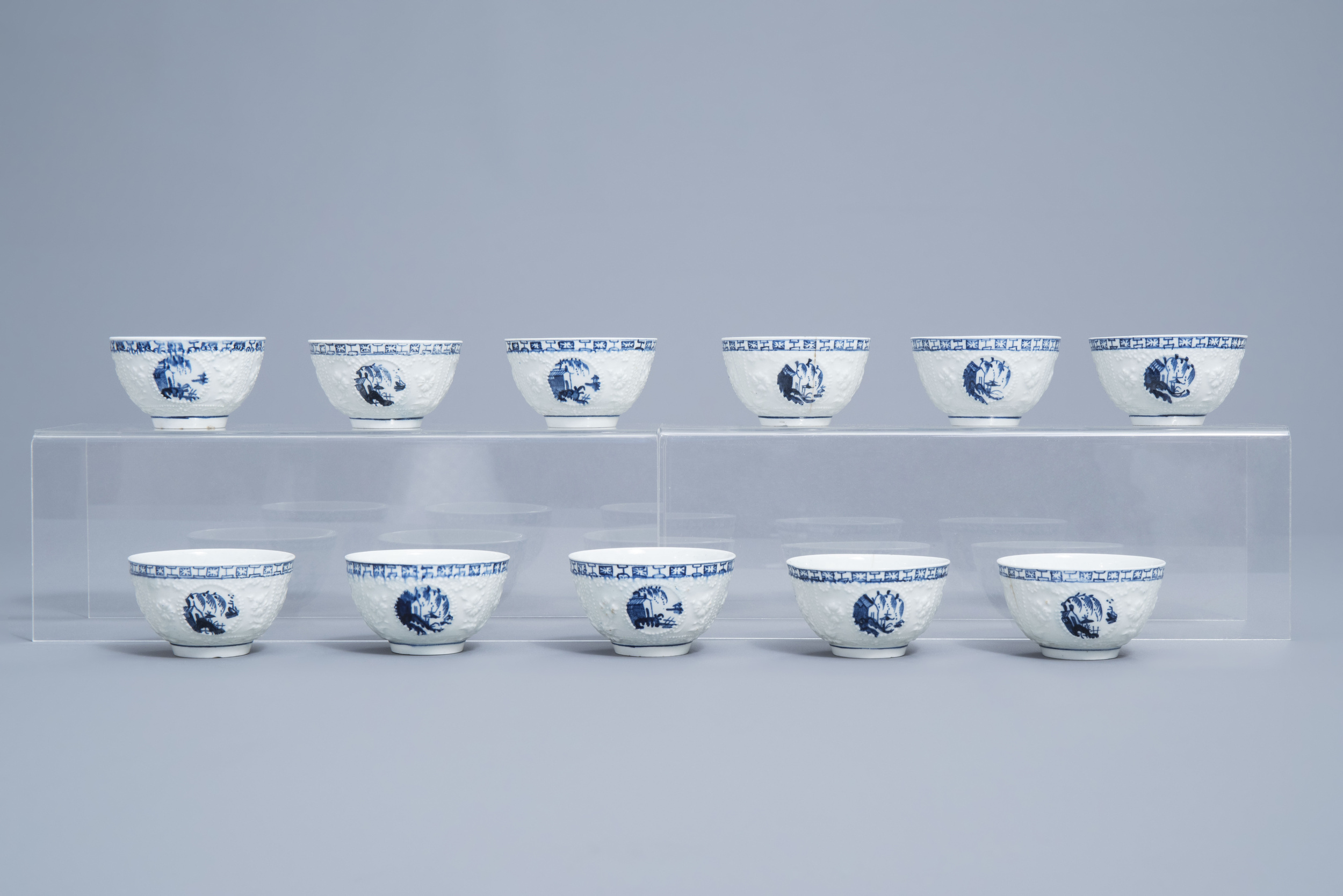 An English 22-piece blue and white Lowestoft creamware 'Hughes' coffee and tea service, 18th C. - Image 16 of 38