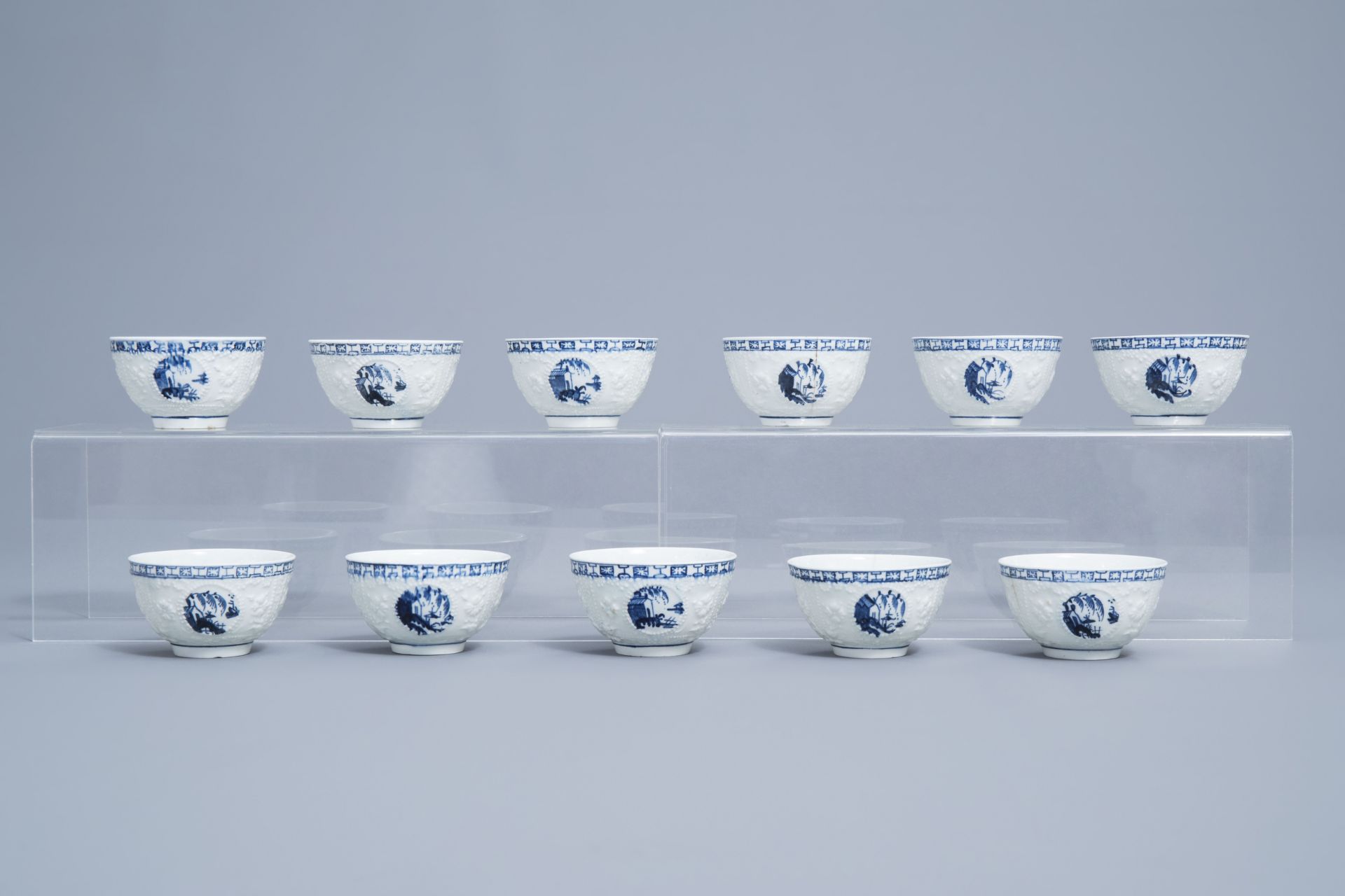 An English 22-piece blue and white Lowestoft creamware 'Hughes' coffee and tea service, 18th C. - Image 16 of 38