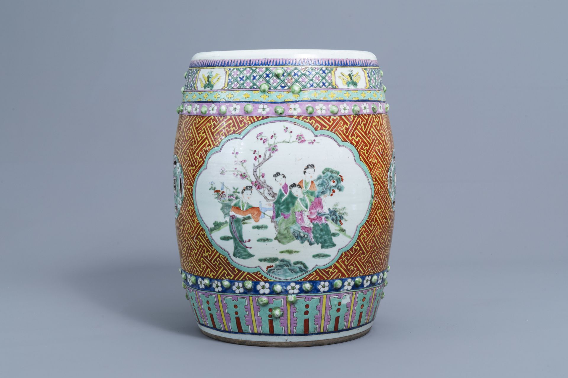 A Chinese famille rose garden seat with ladies on a terrace, 19th C. - Image 2 of 7