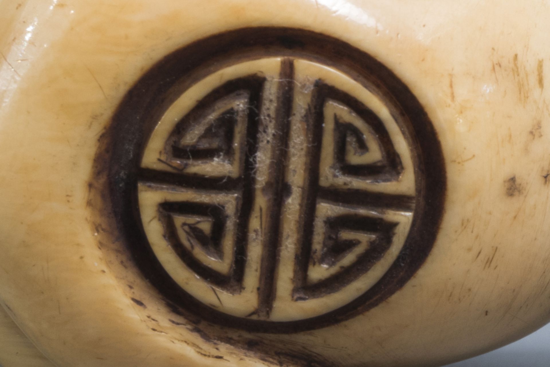 A Chinese hardwood and ivory travel opium pipe, 19th C. - Image 6 of 8