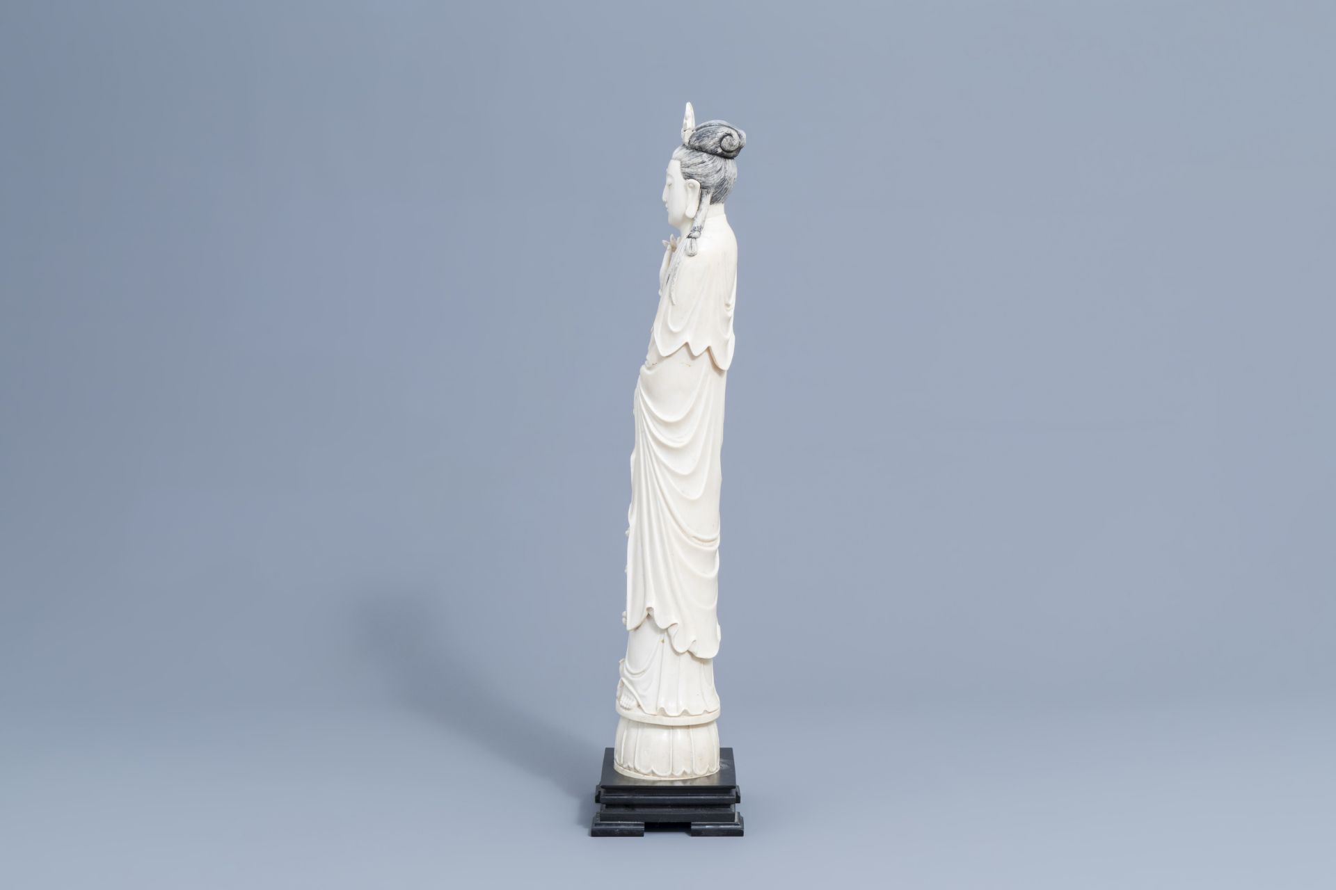 A large Chinese carved ivory figure of a lady on a wooden base, first half of the 20th C. - Image 6 of 8