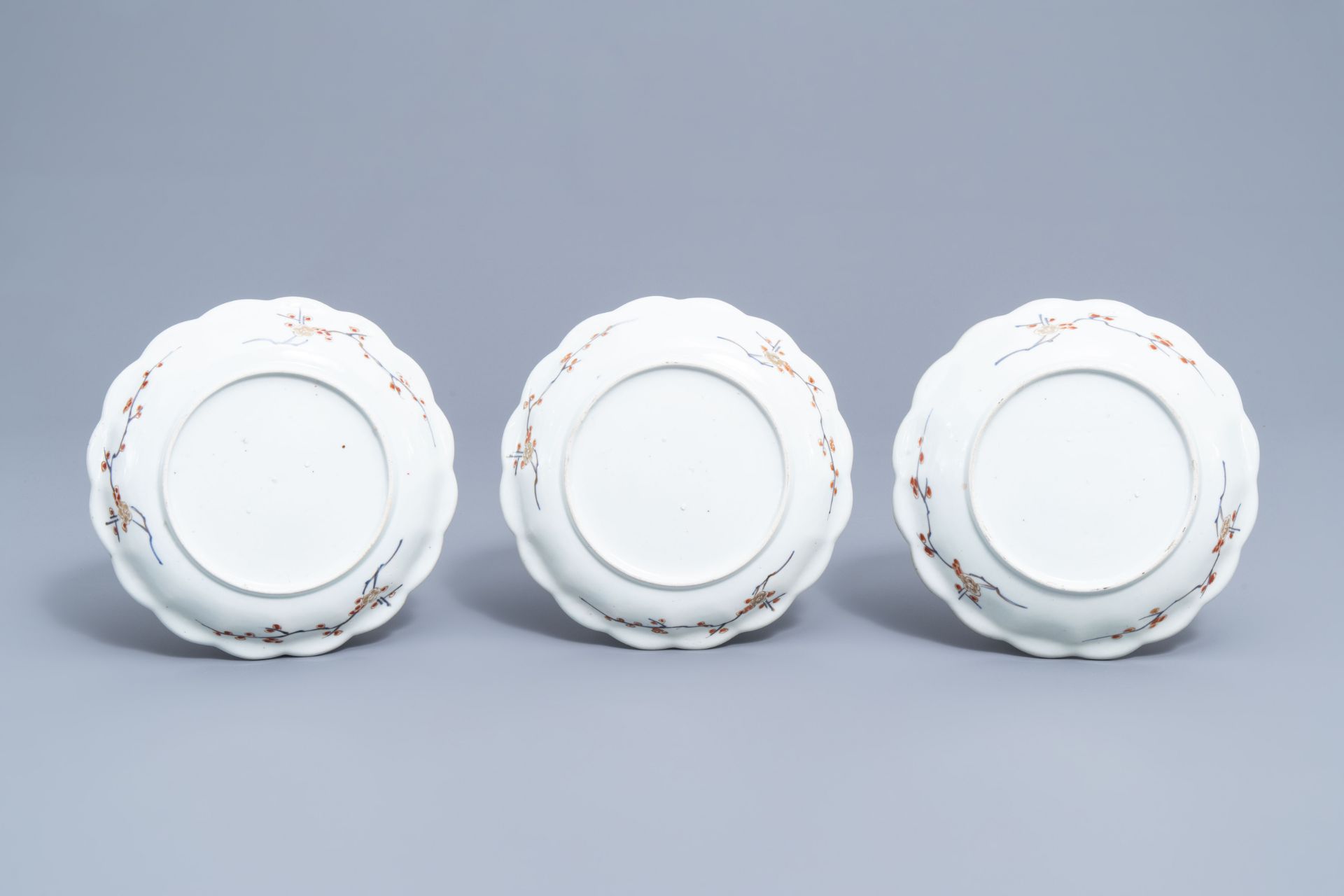 Seven Japanese Imari plates with scalloped rim and floral design, Edo, 18th C. - Image 3 of 7